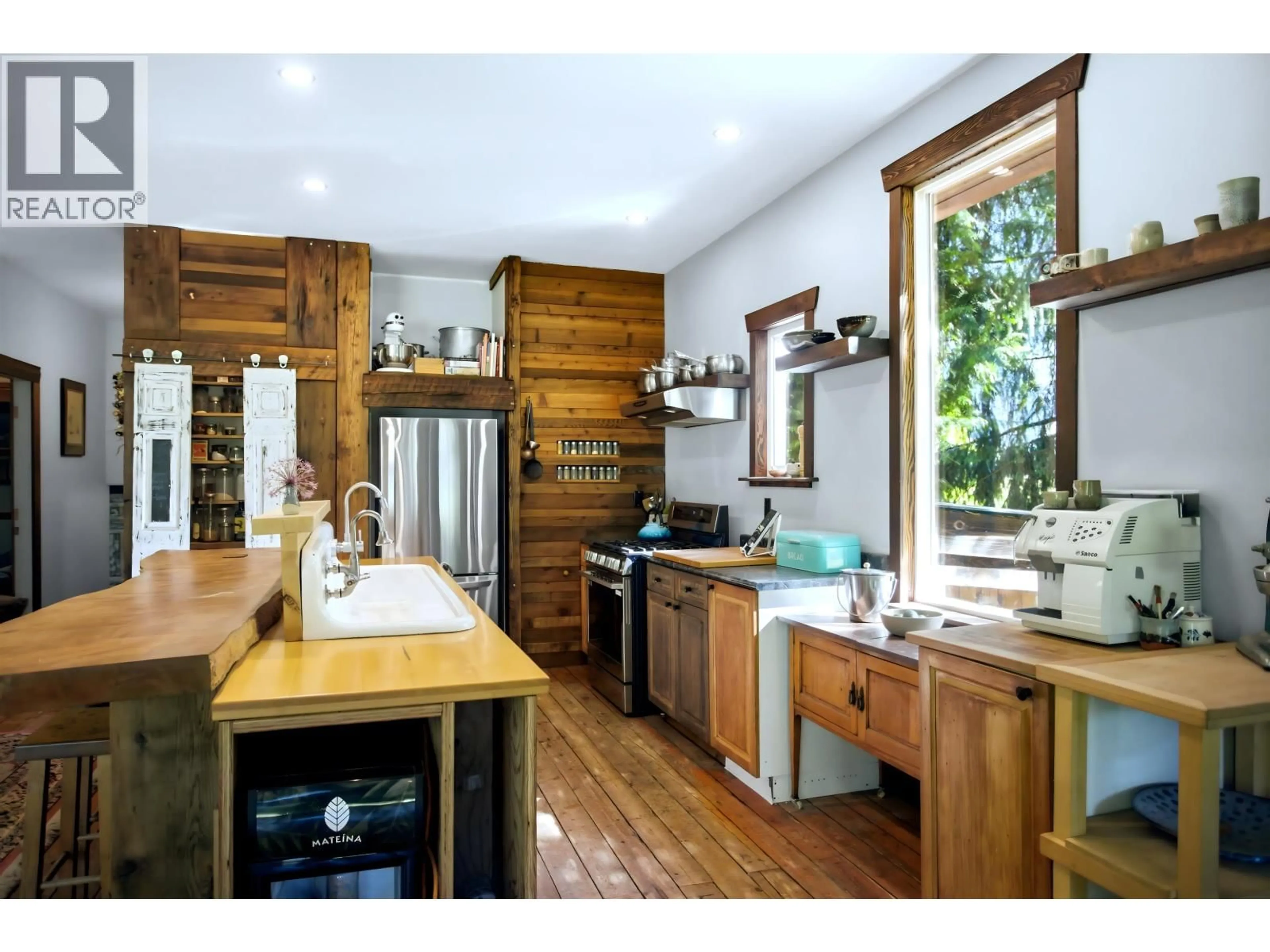 Rustic kitchen, wood/laminate floor for 8173 PEMBERTON MEADOWS ROAD, Pemberton British Columbia V0N2L2