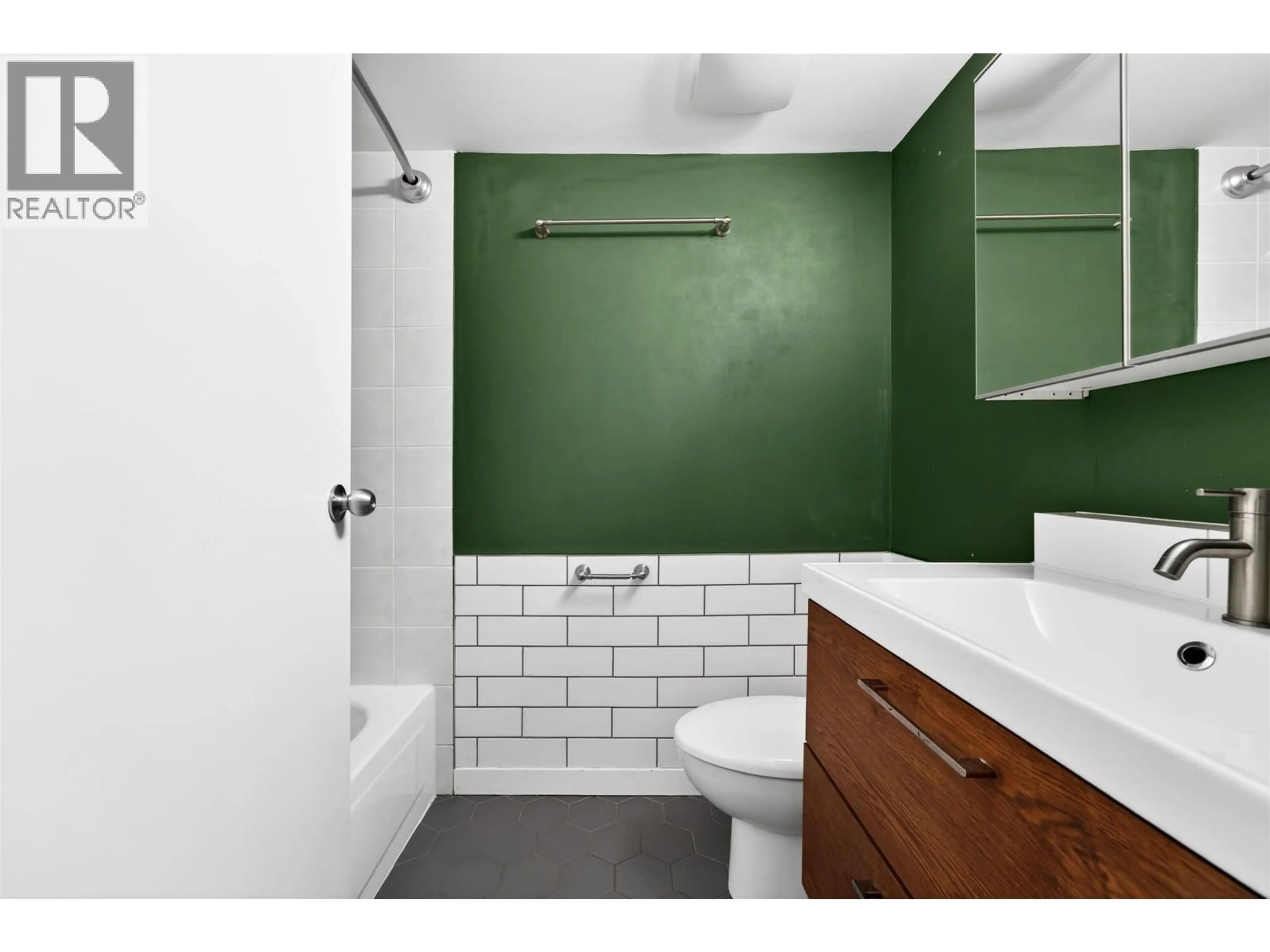 Standard bathroom, ceramic/tile floor for 102 - 509 CARNARVON STREET, New Westminster British Columbia V3L5S4