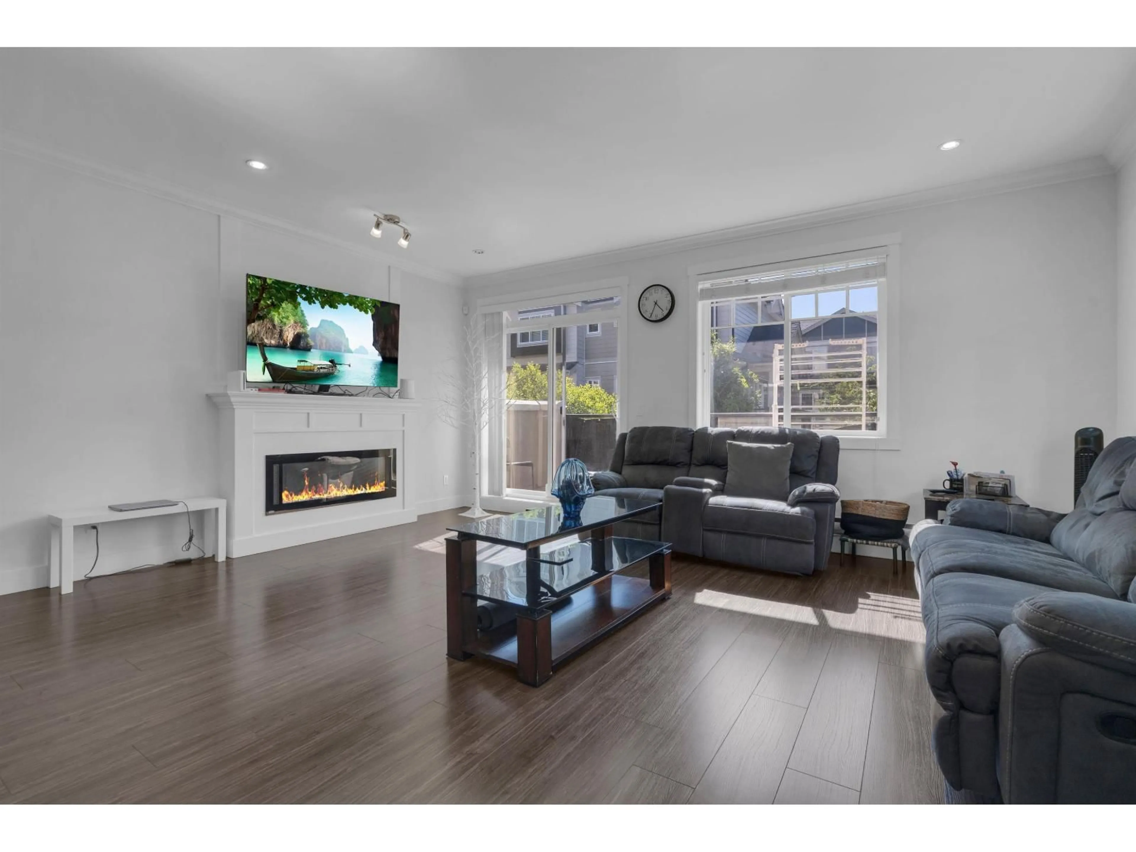 Living room with furniture, wood/laminate floor for 113 - 13898 64 AVENUE, Surrey British Columbia V3W1L6