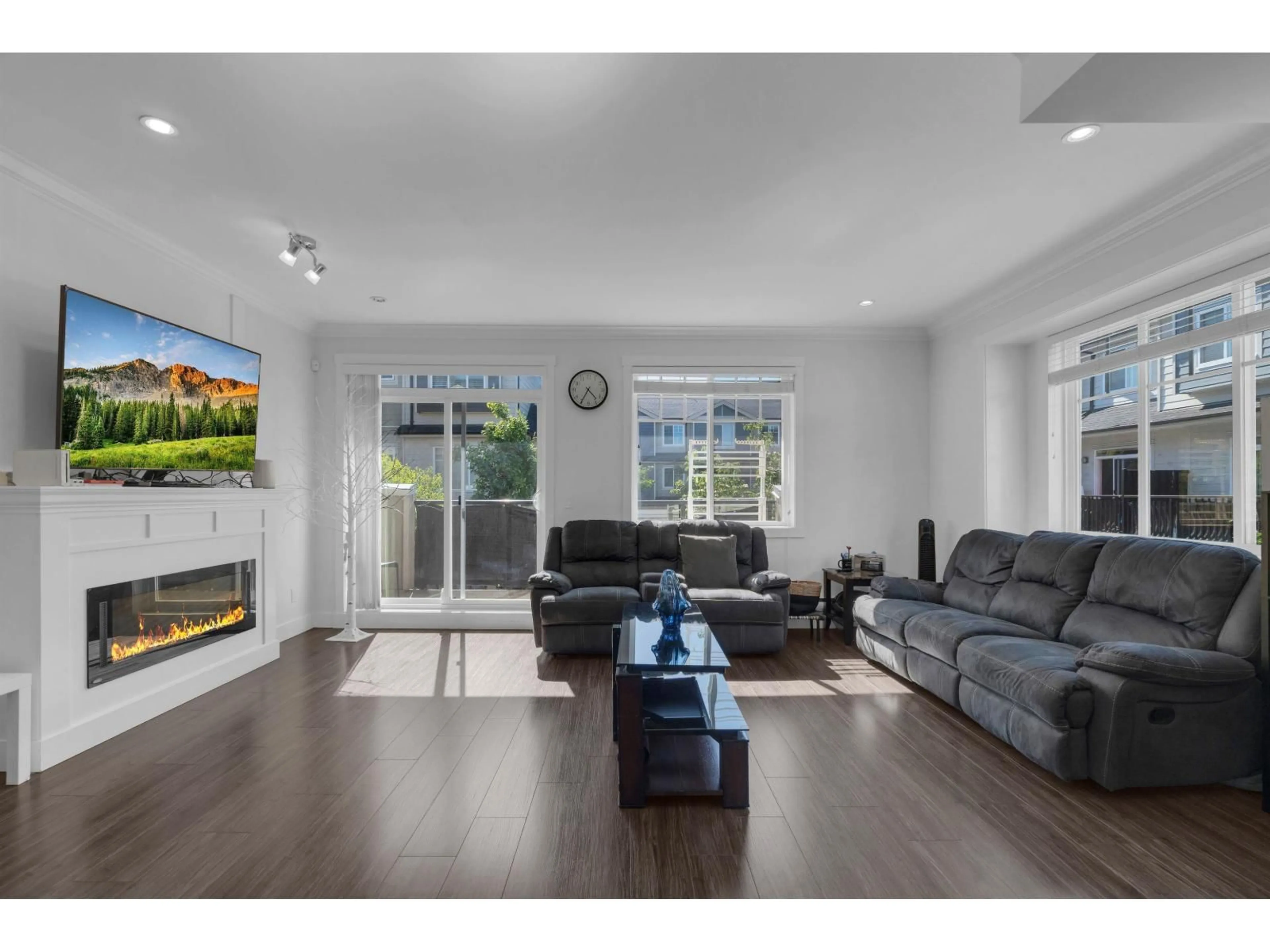 Living room with furniture, wood/laminate floor for 113 - 13898 64 AVENUE, Surrey British Columbia V3W1L6