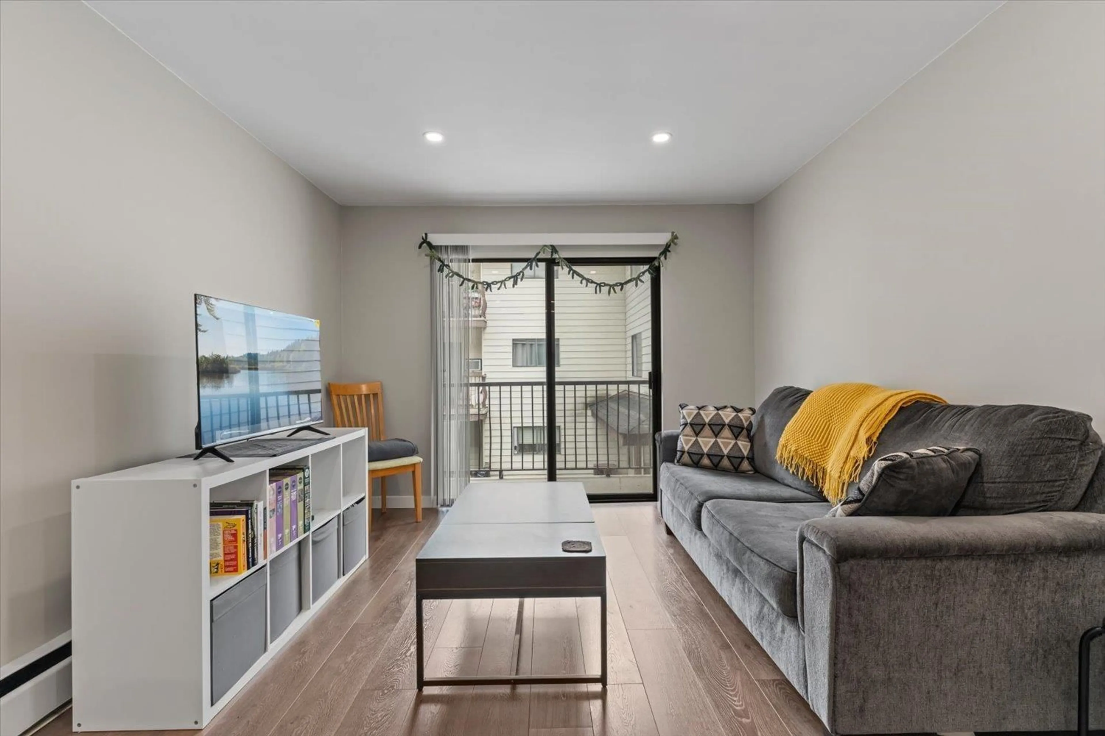Living room with furniture, unknown for 211 - 45749 SPADINA AVENUE, Chilliwack British Columbia V2P1T5