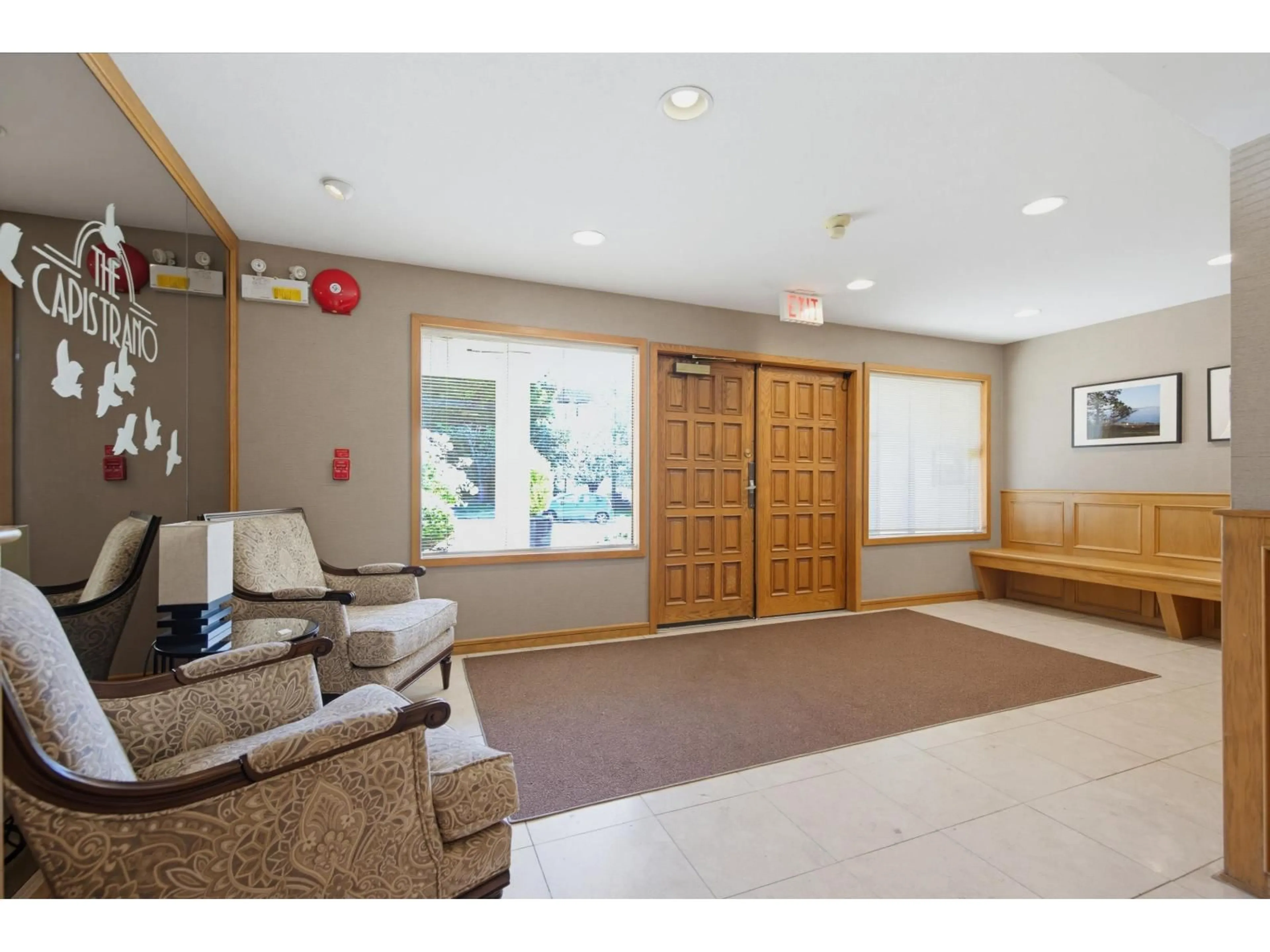Indoor foyer for 303 - 1441 BLACKWOOD STREET, White Rock British Columbia V4B3V6