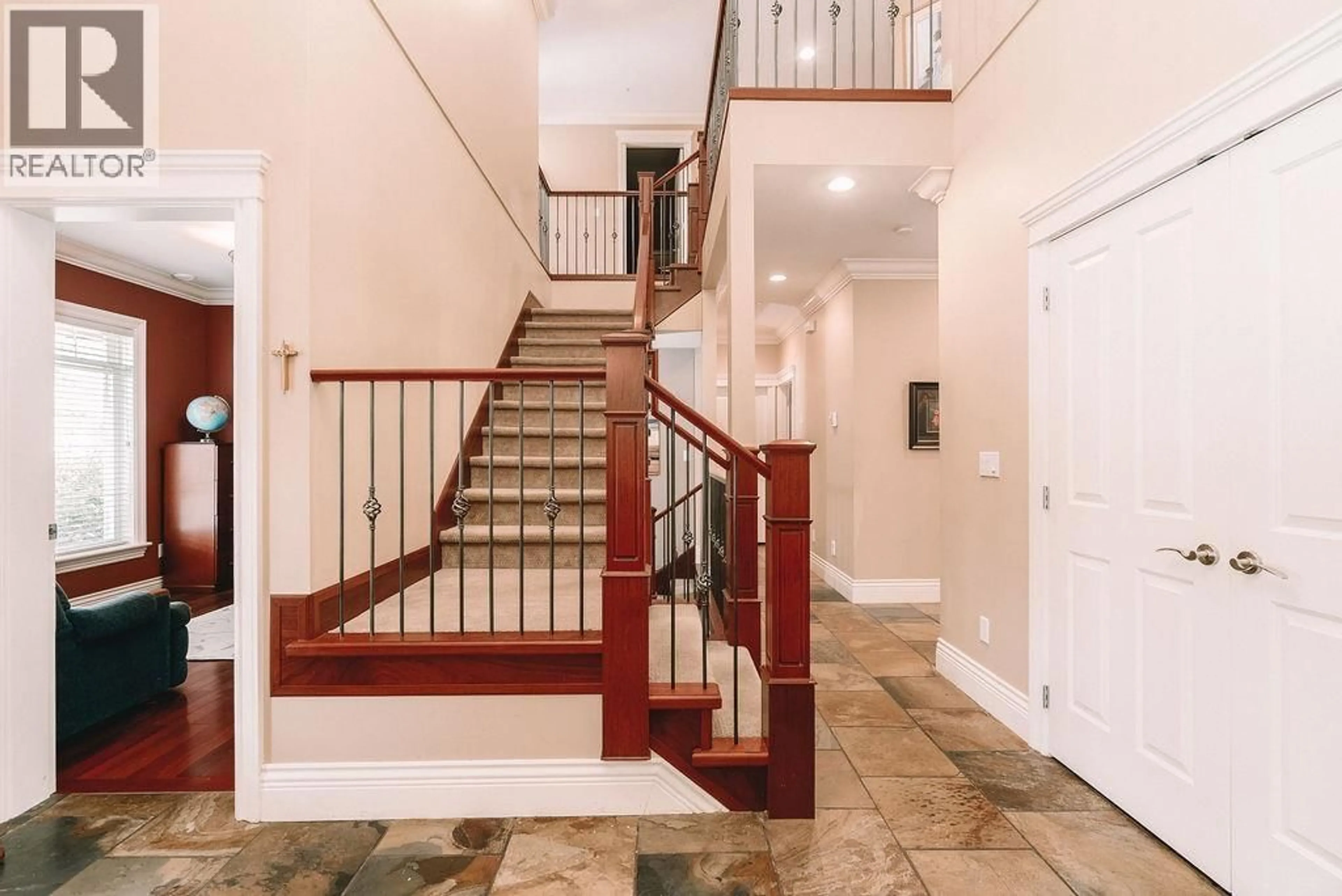 Indoor foyer for 30 BIRCH WYND, Port Moody British Columbia V3H4Y5