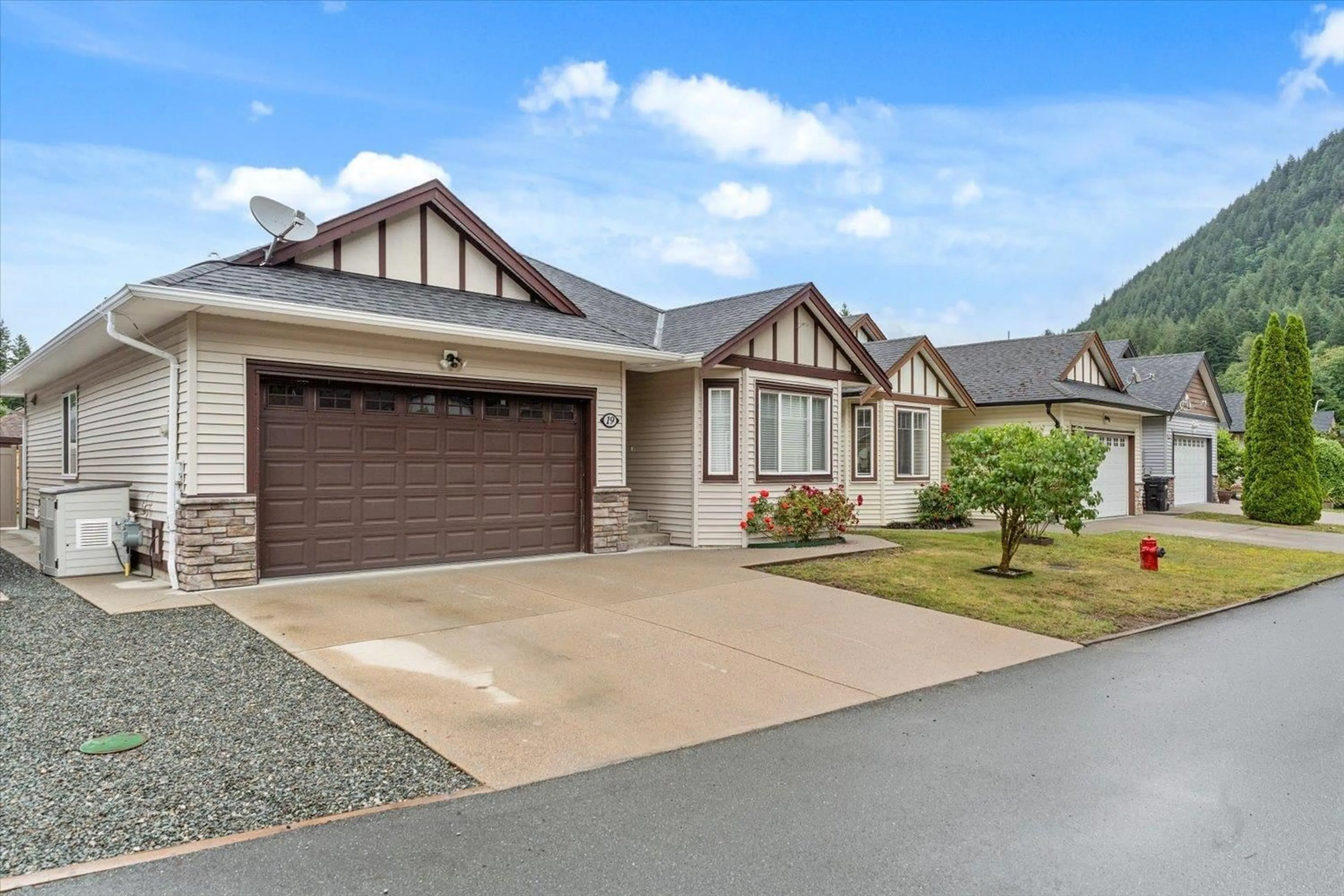 Home with vinyl exterior material, street for 19 - 20118 BEACON ROAD, Hope British Columbia V0X1L2