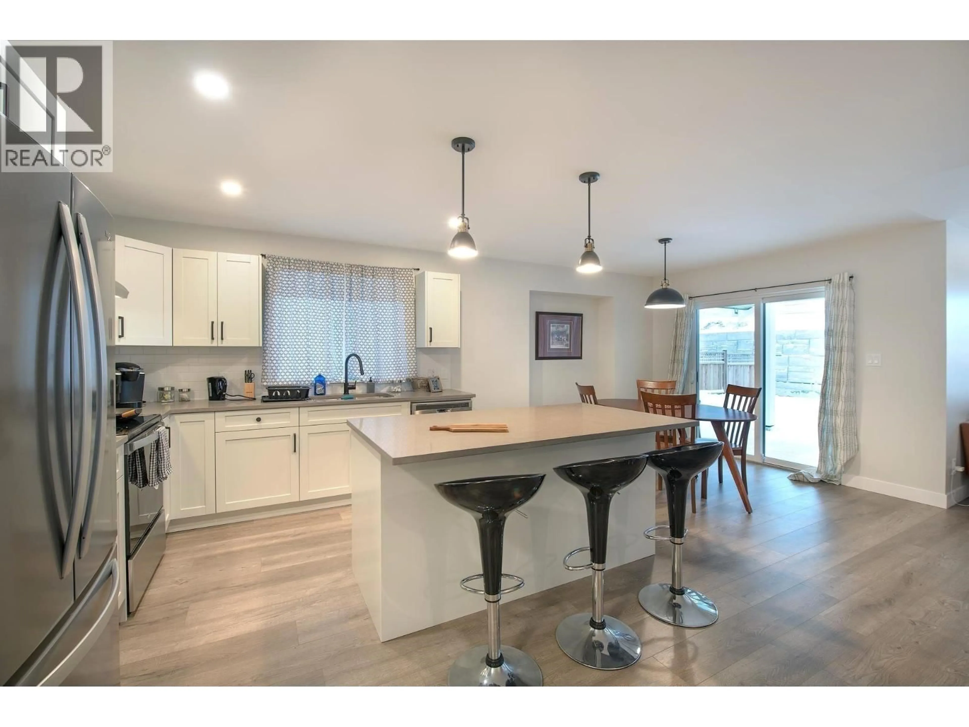 Open concept kitchen, wood/laminate floor for 1040 CELIA CRESCENT, Gibsons British Columbia V0N1V7