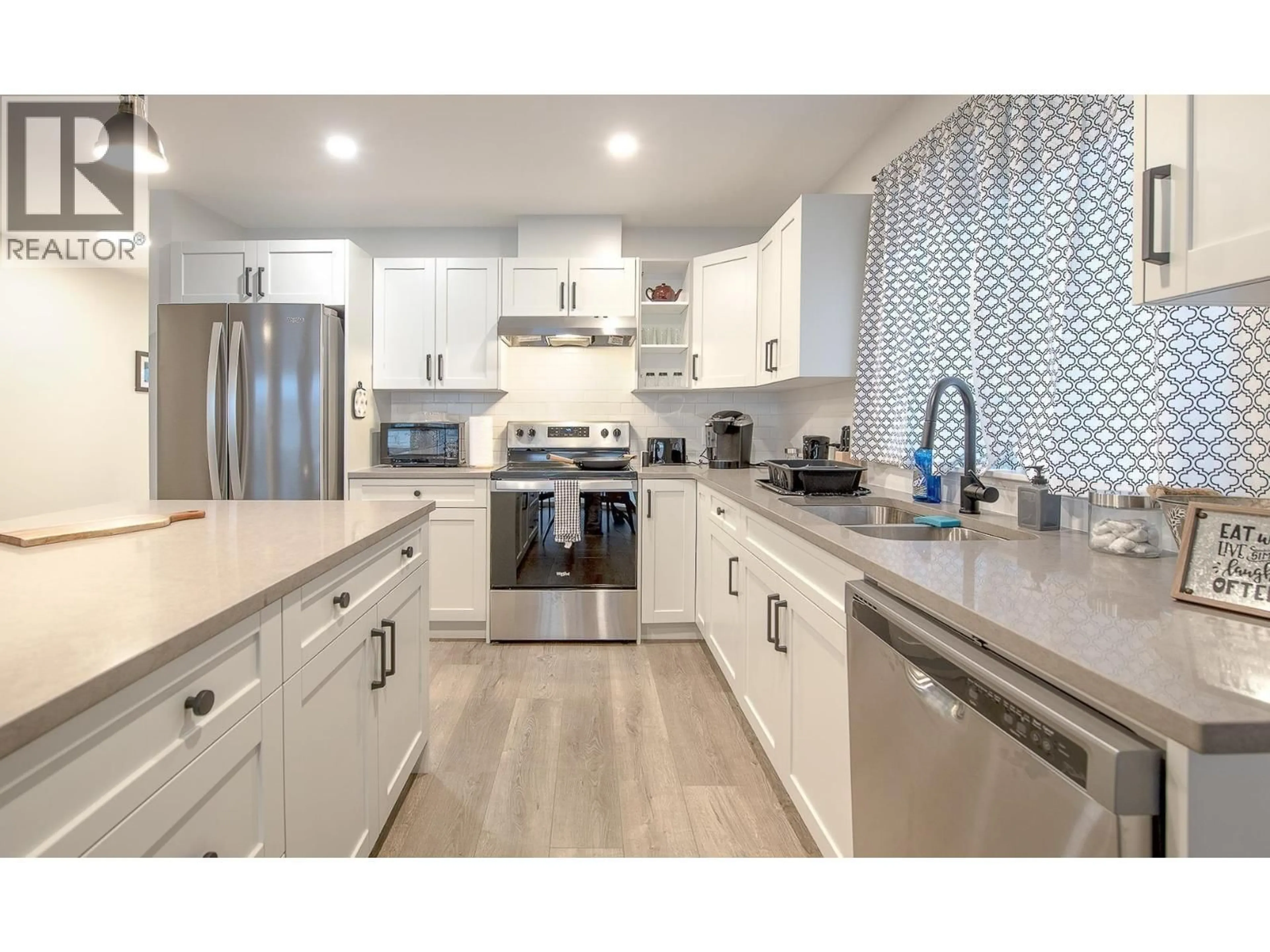 Open concept kitchen, ceramic/tile floor for 1040 CELIA CRESCENT, Gibsons British Columbia V0N1V7