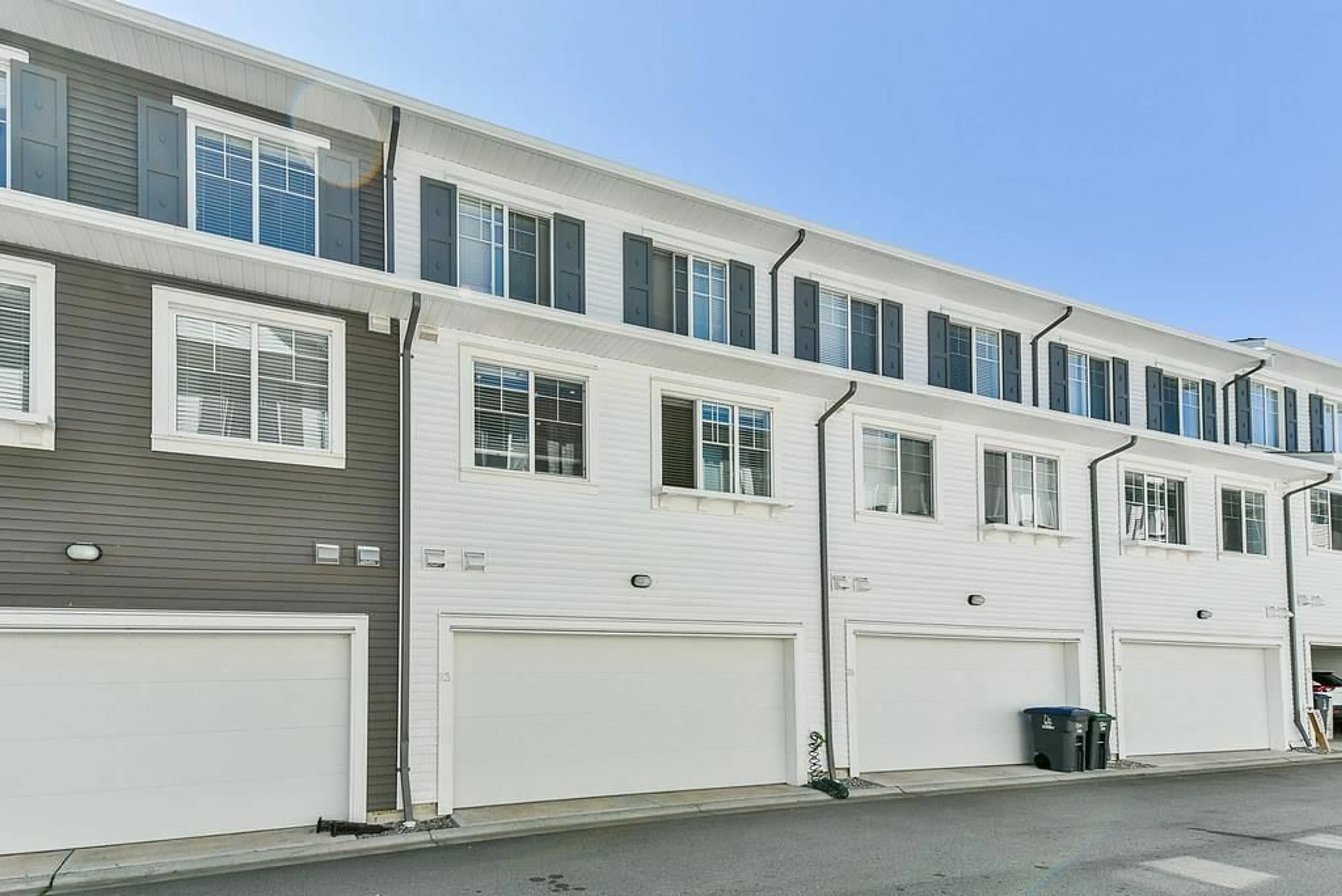 Indoor garage for 22 - 16337 15 AVENUE, Surrey British Columbia V4A0C3
