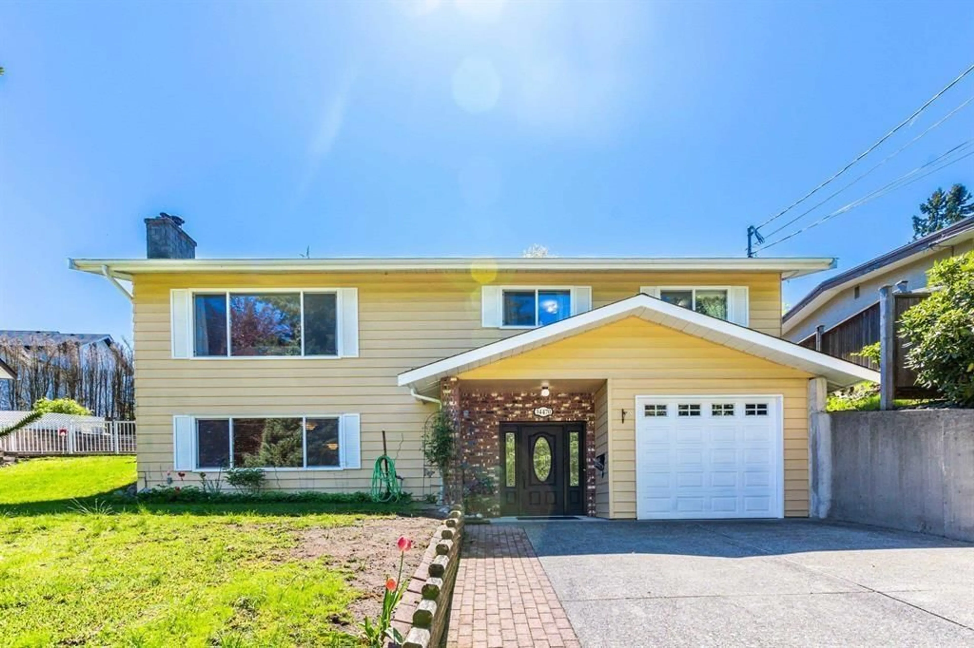 Home with vinyl exterior material, street for 34470 LABURNUM AVENUE, Abbotsford British Columbia V2S4V2