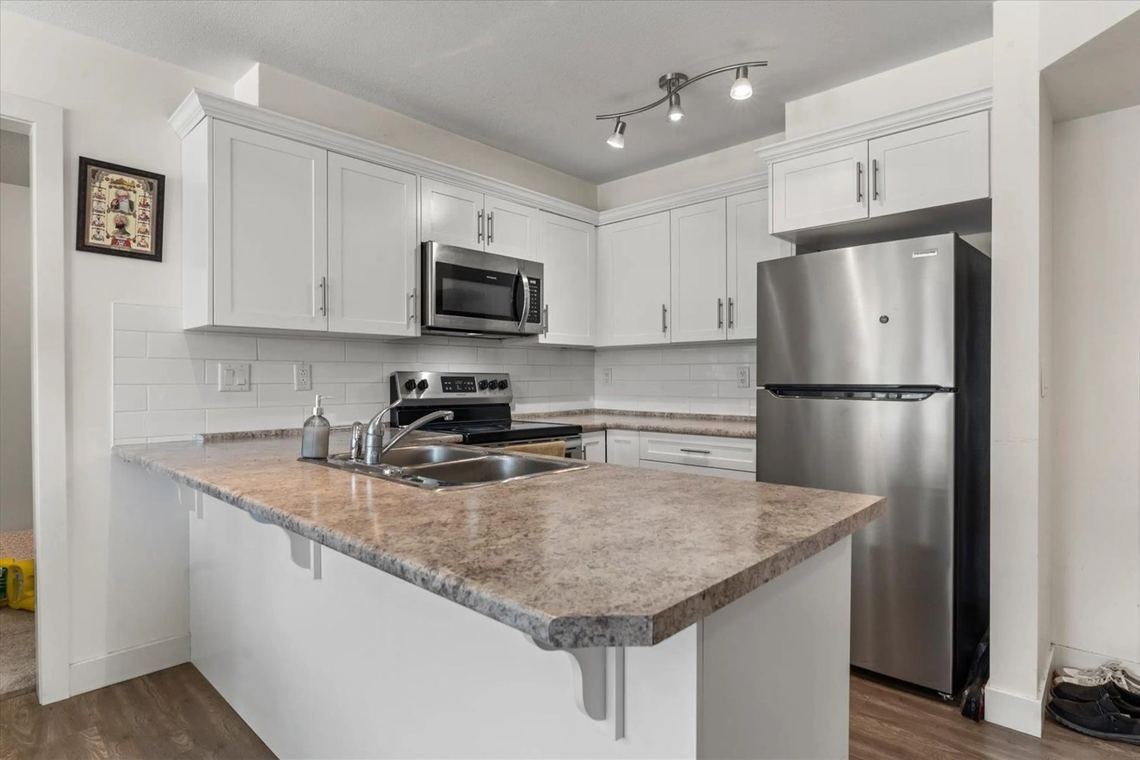 Standard kitchen, unknown for 218 - 9422 VICTOR STREET, Chilliwack British Columbia V2P0B8