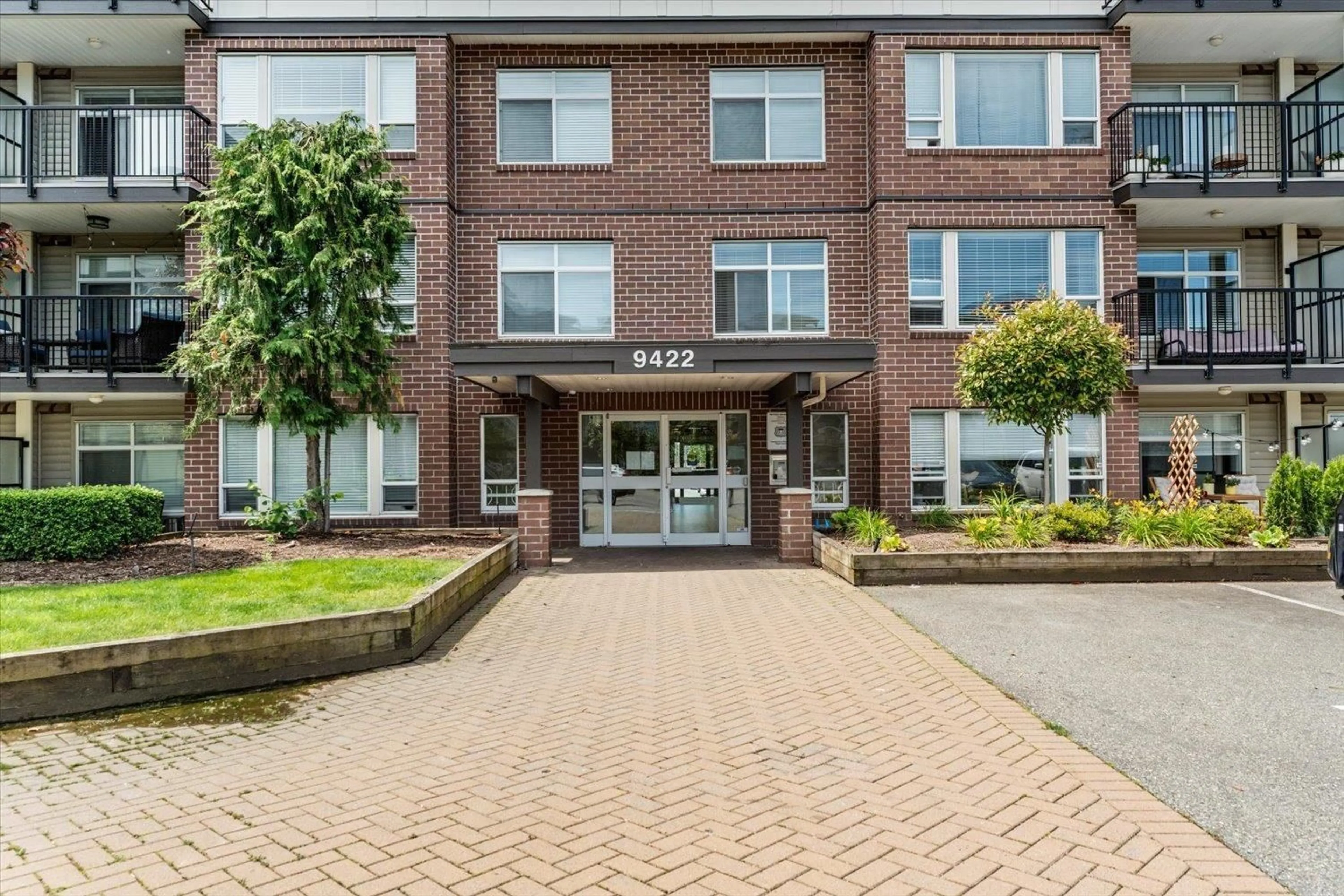 Indoor foyer for 218 - 9422 VICTOR STREET, Chilliwack British Columbia V2P0B8