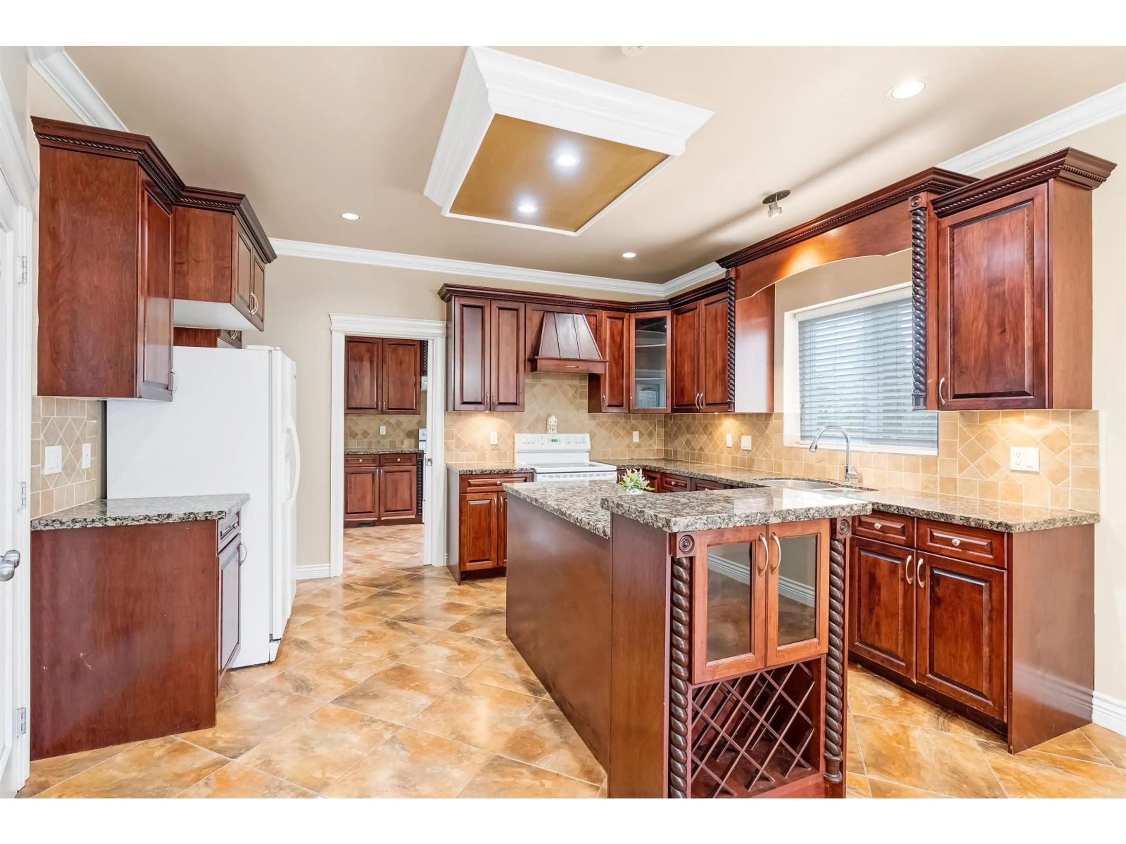 Open concept kitchen, ceramic/tile floor for 7161 151 STREET, Surrey British Columbia V3S7Y8