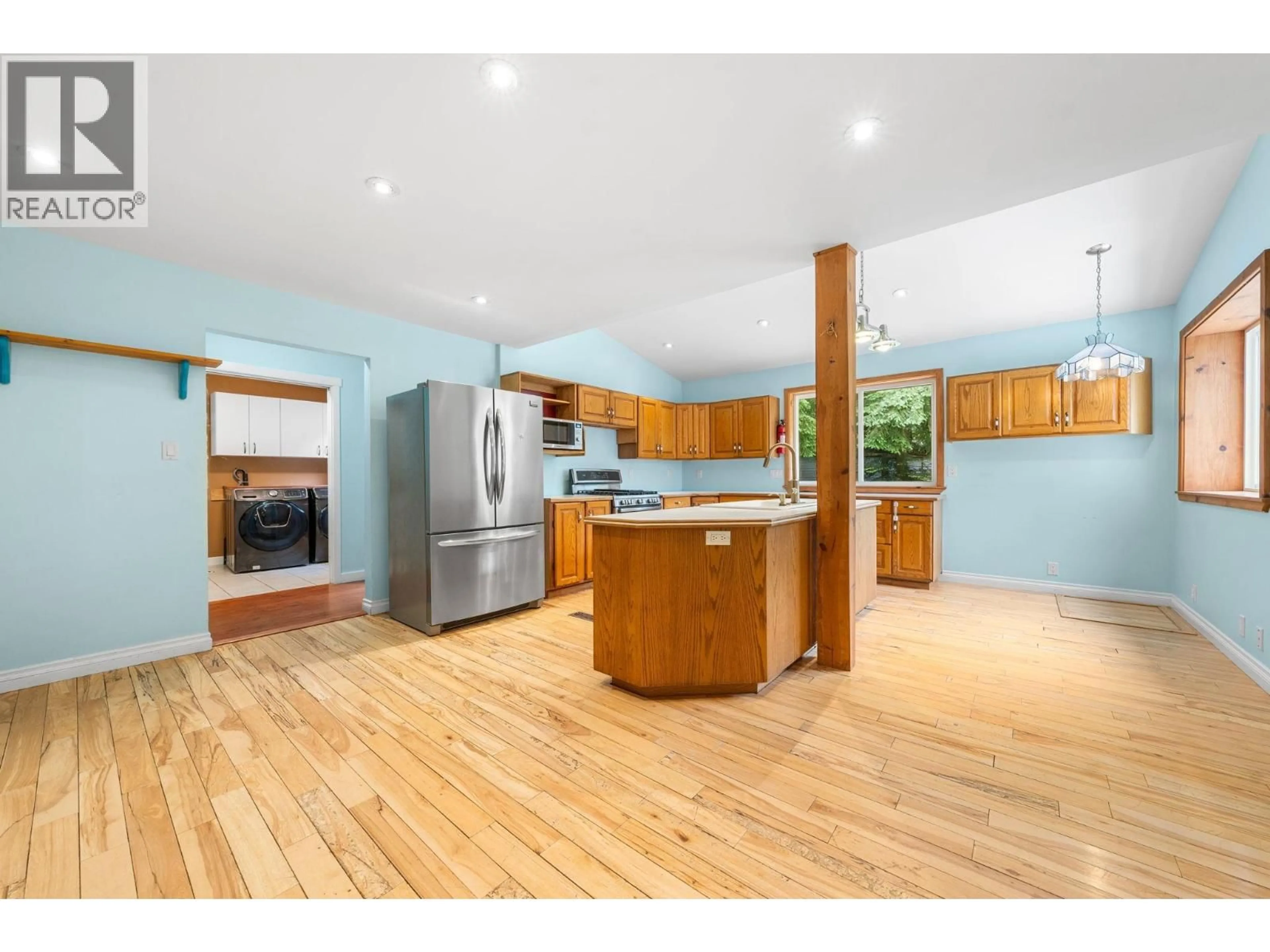 Open concept kitchen, wood/laminate floor for 38260 WESTWAY AVENUE, Squamish British Columbia V8B0Y5