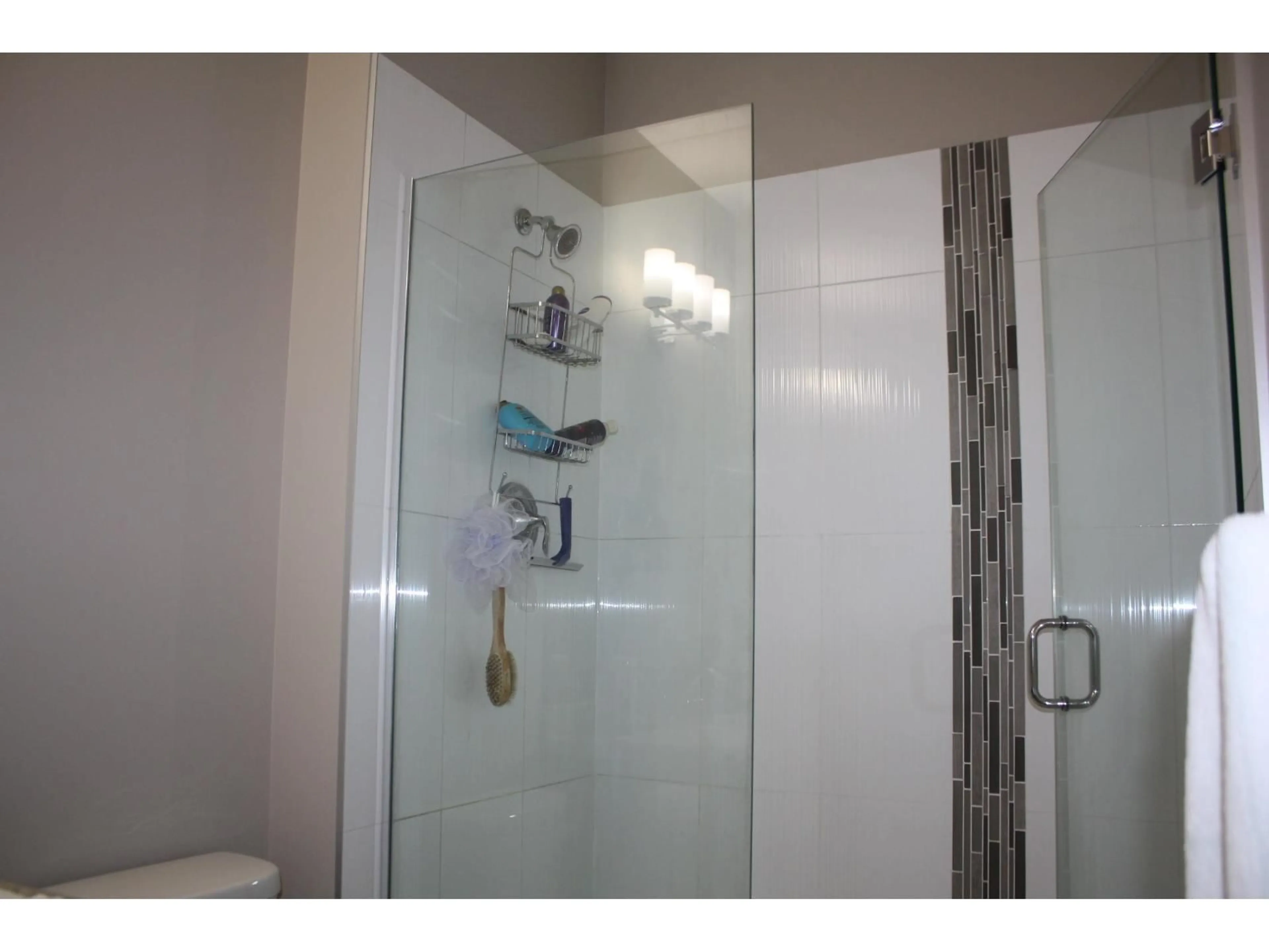 Standard bathroom, ceramic/tile floor for 9239 MCNAUGHT ROAD, Chilliwack British Columbia V2P6E7
