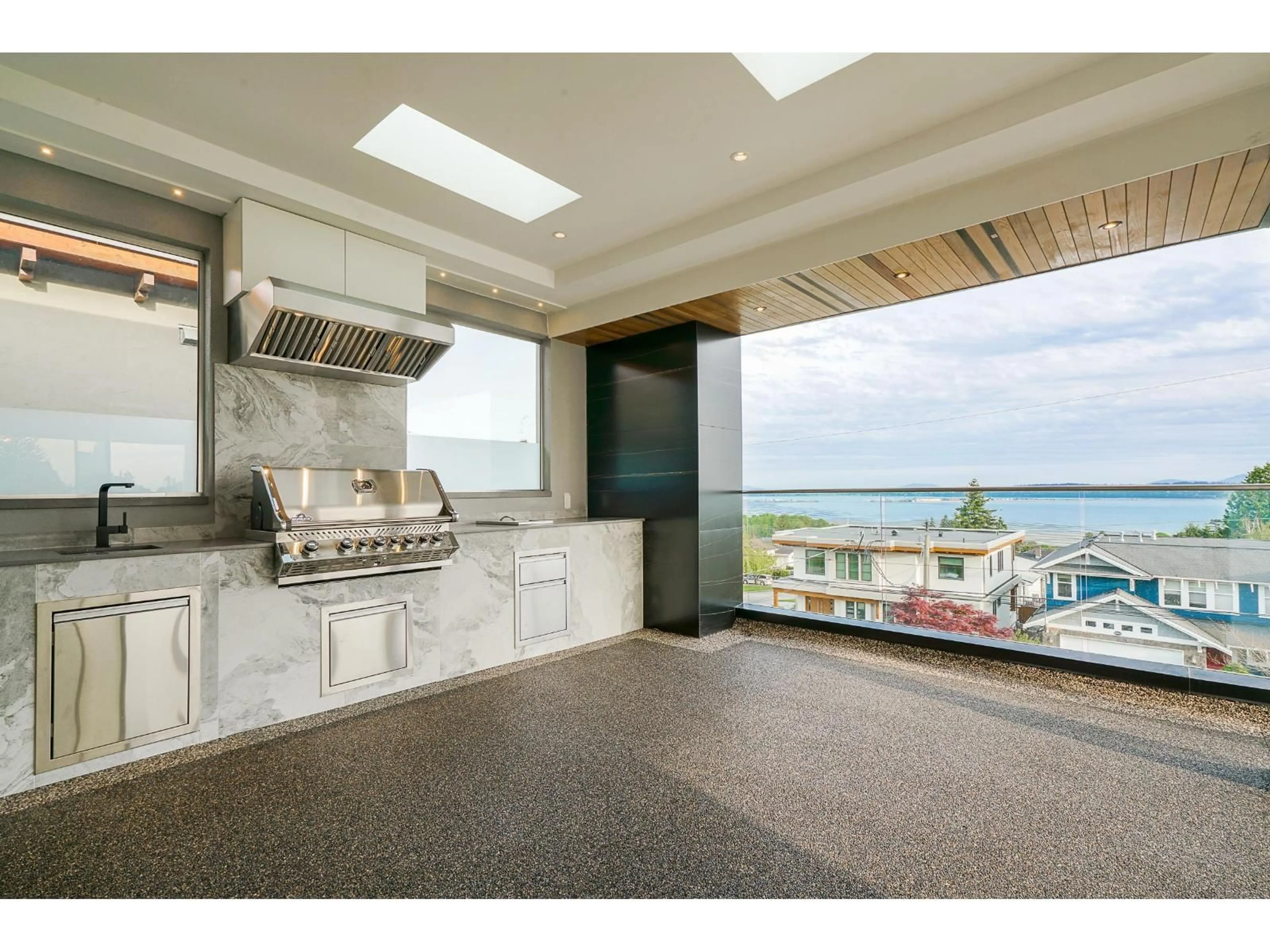 A pic from outside/outdoor area/front of a property/back of a property/a pic from drone, street for 15729 CLIFF AVENUE, White Rock British Columbia V4B1W3