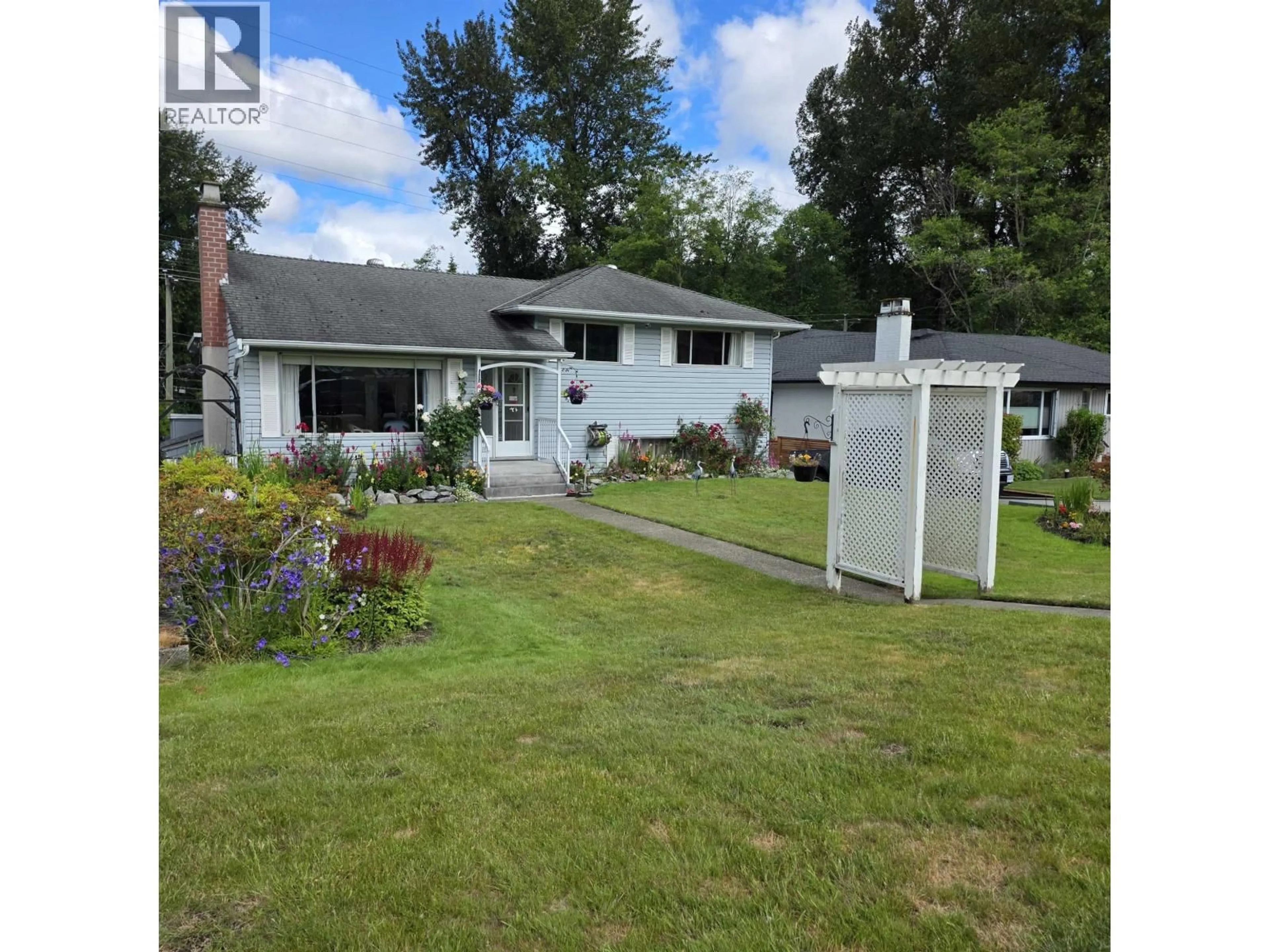 A pic from outside/outdoor area/front of a property/back of a property/a pic from drone, street for 3057 NOEL DRIVE, Burnaby British Columbia V3J1J4