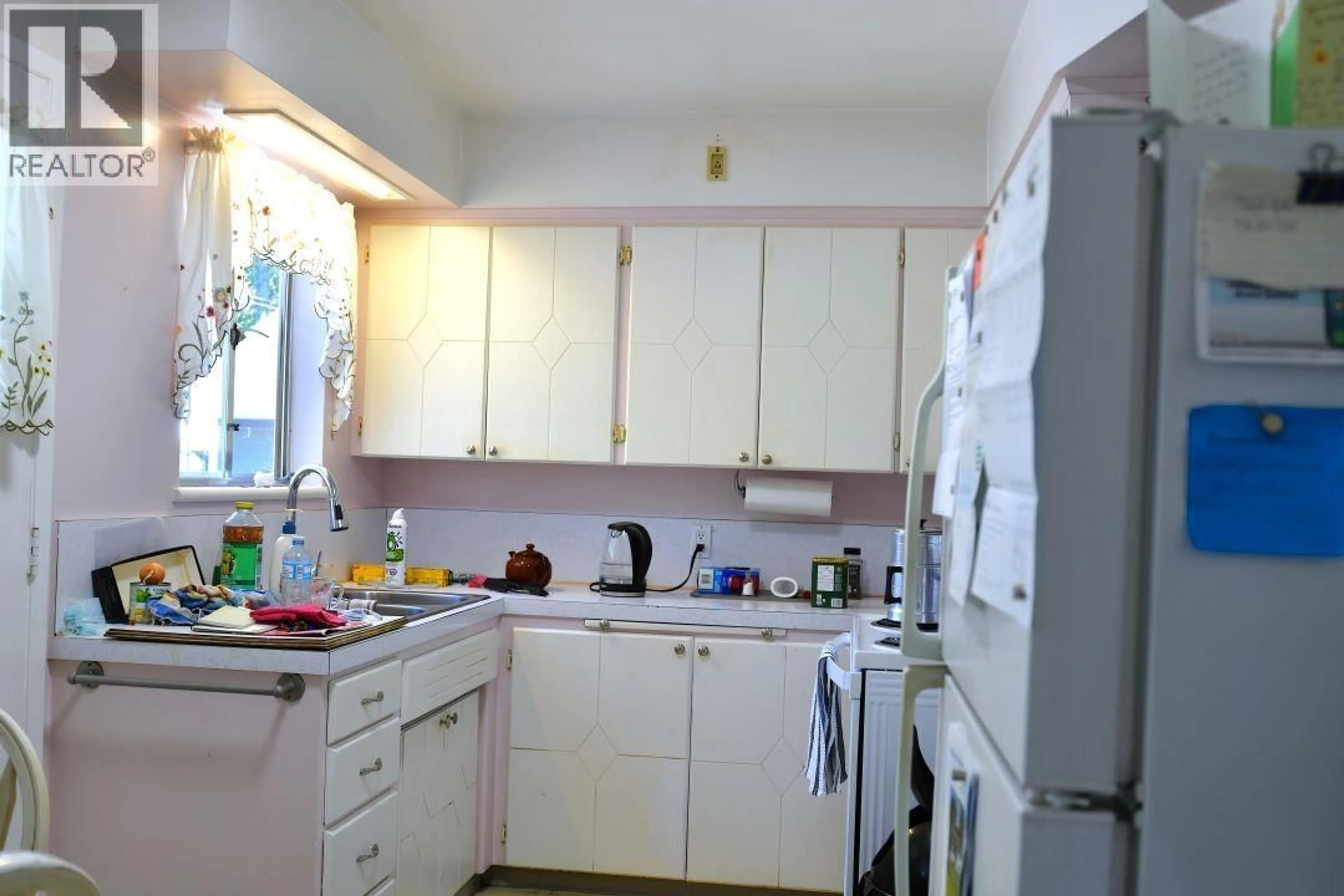 Standard kitchen, unknown for 3057 NOEL DRIVE, Burnaby British Columbia V3J1J4