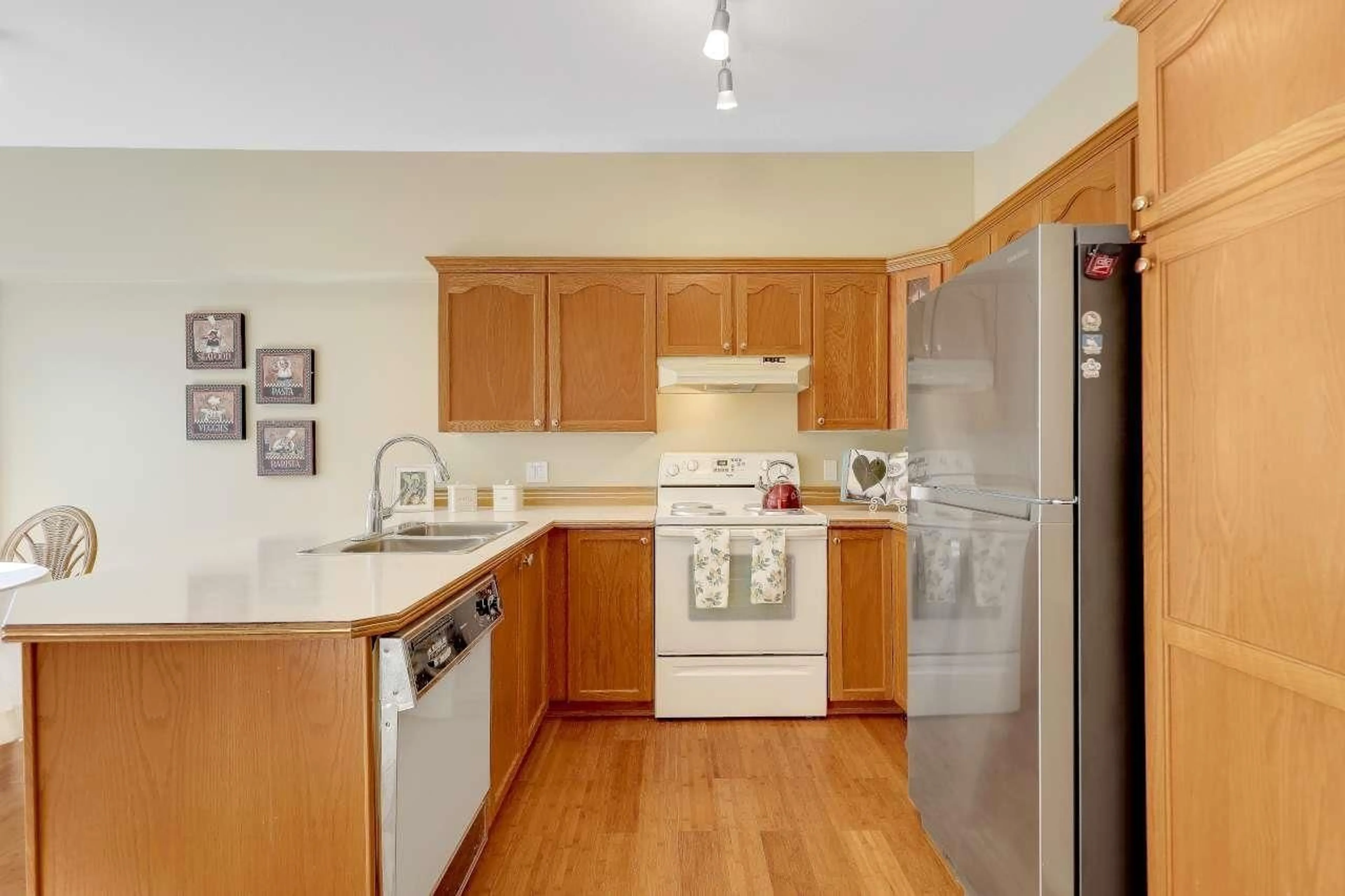 Standard kitchen, unknown for 106 - 13895 102 AVENUE, Surrey British Columbia V3T1P2