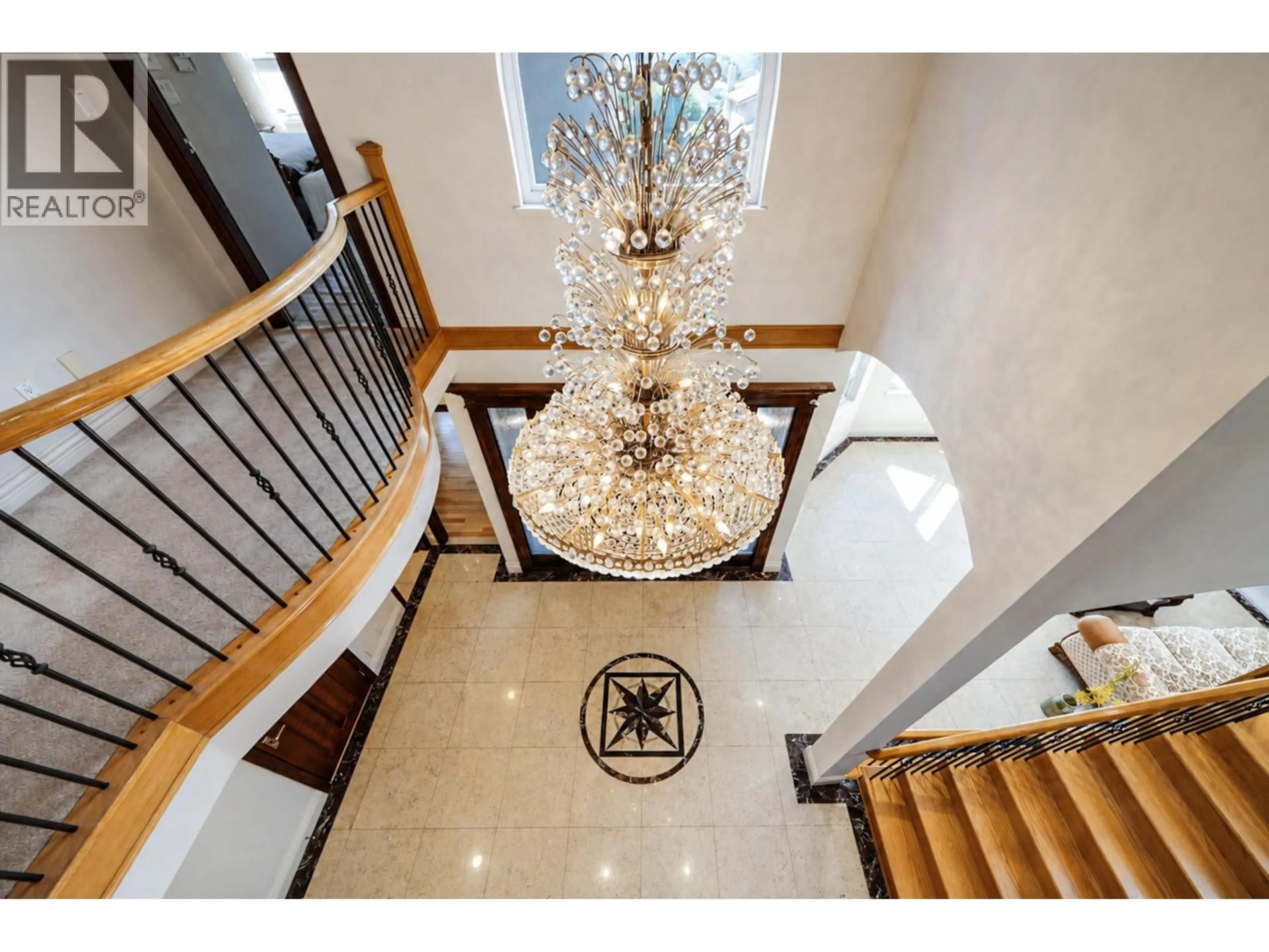 Indoor foyer for 7353 UNION STREET, Burnaby British Columbia V5A1J1