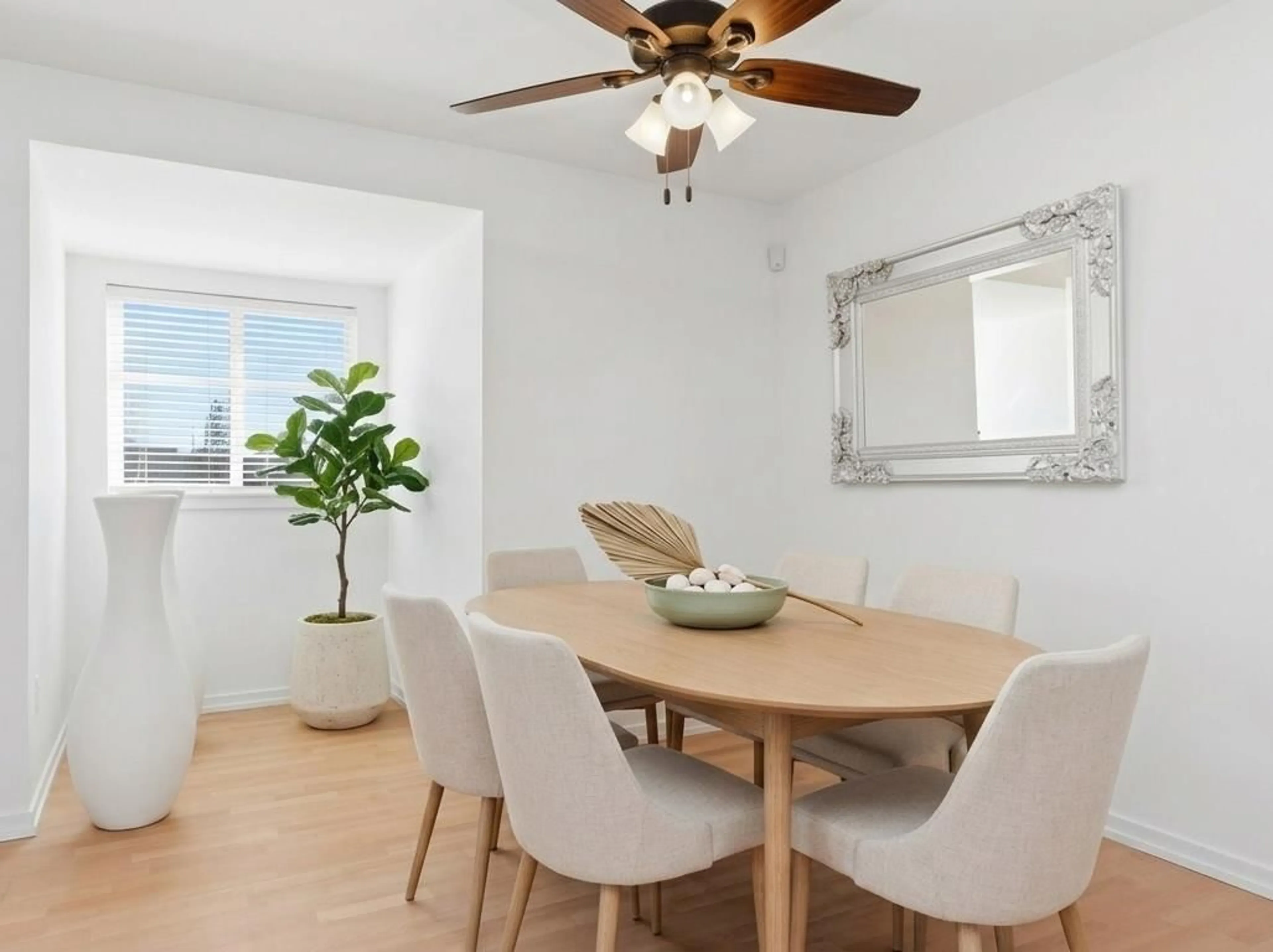 Dining room, wood/laminate floor for 409 - 15621 MARINE DRIVE, White Rock British Columbia V4B1E1