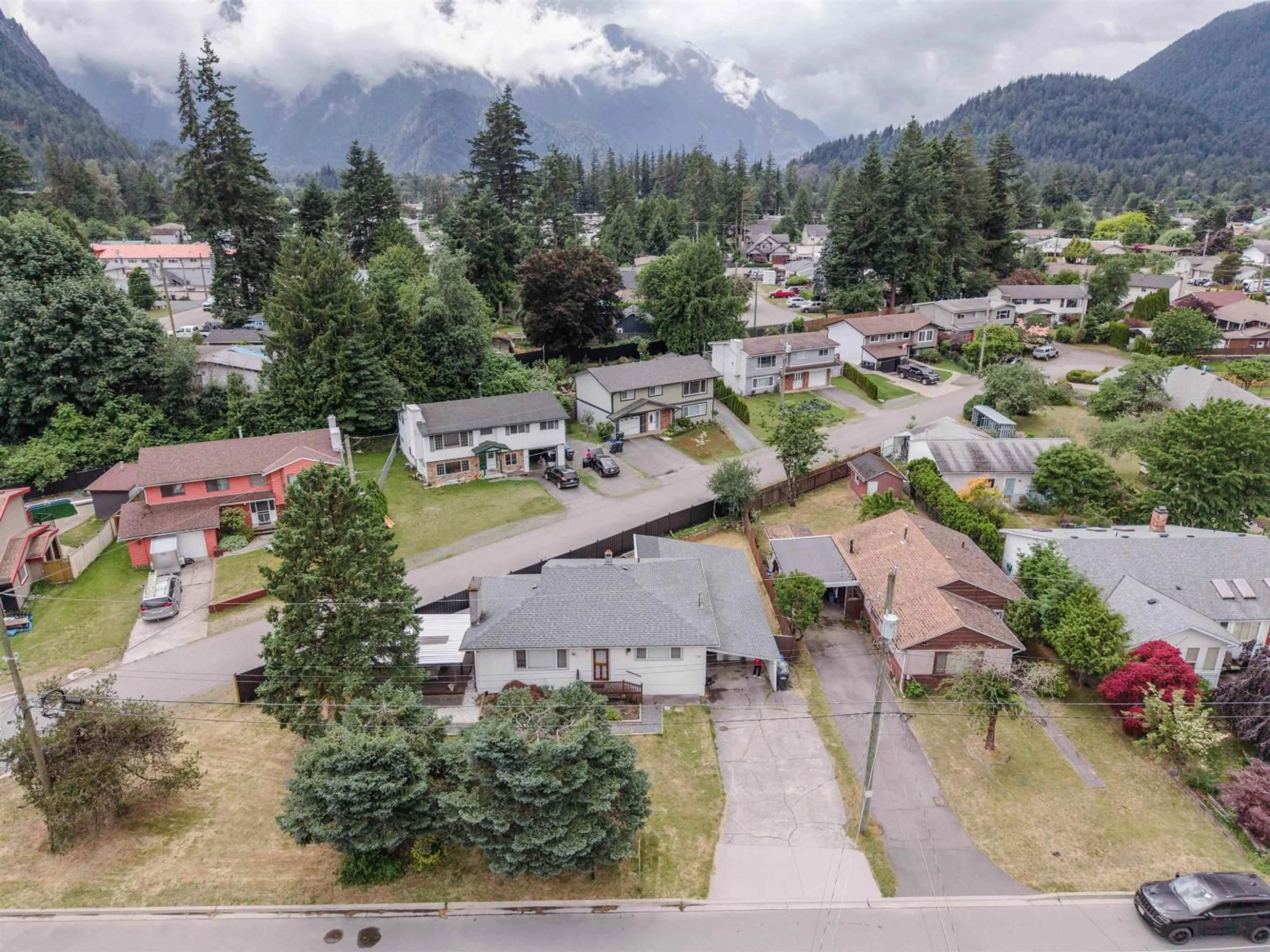 A pic from outside/outdoor area/front of a property/back of a property/a pic from drone, mountain view for 776 7TH AVENUE, Hope British Columbia V0X1L4