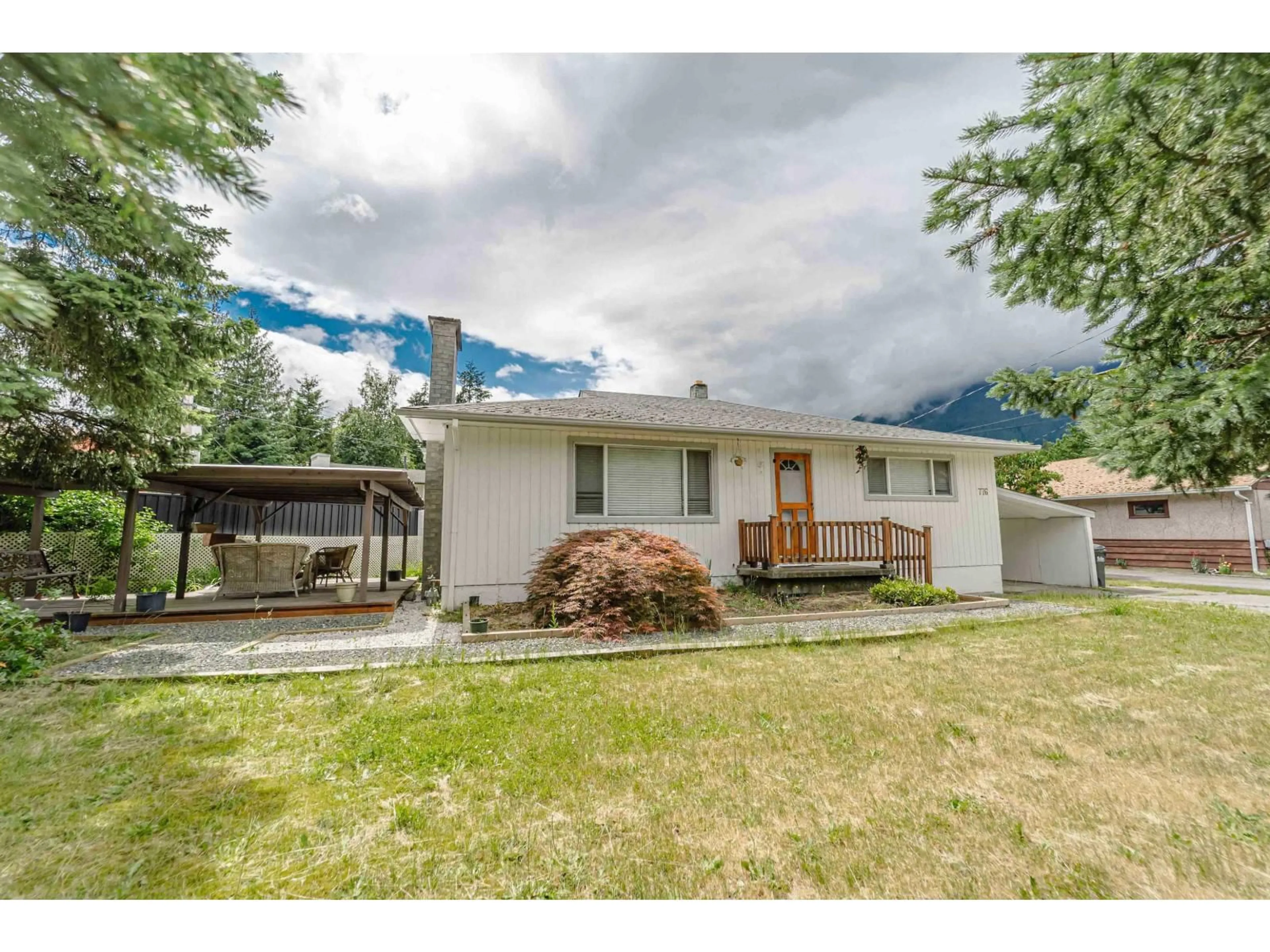 A pic from outside/outdoor area/front of a property/back of a property/a pic from drone, mountain view for 776 7TH AVENUE, Hope British Columbia V0X1L4