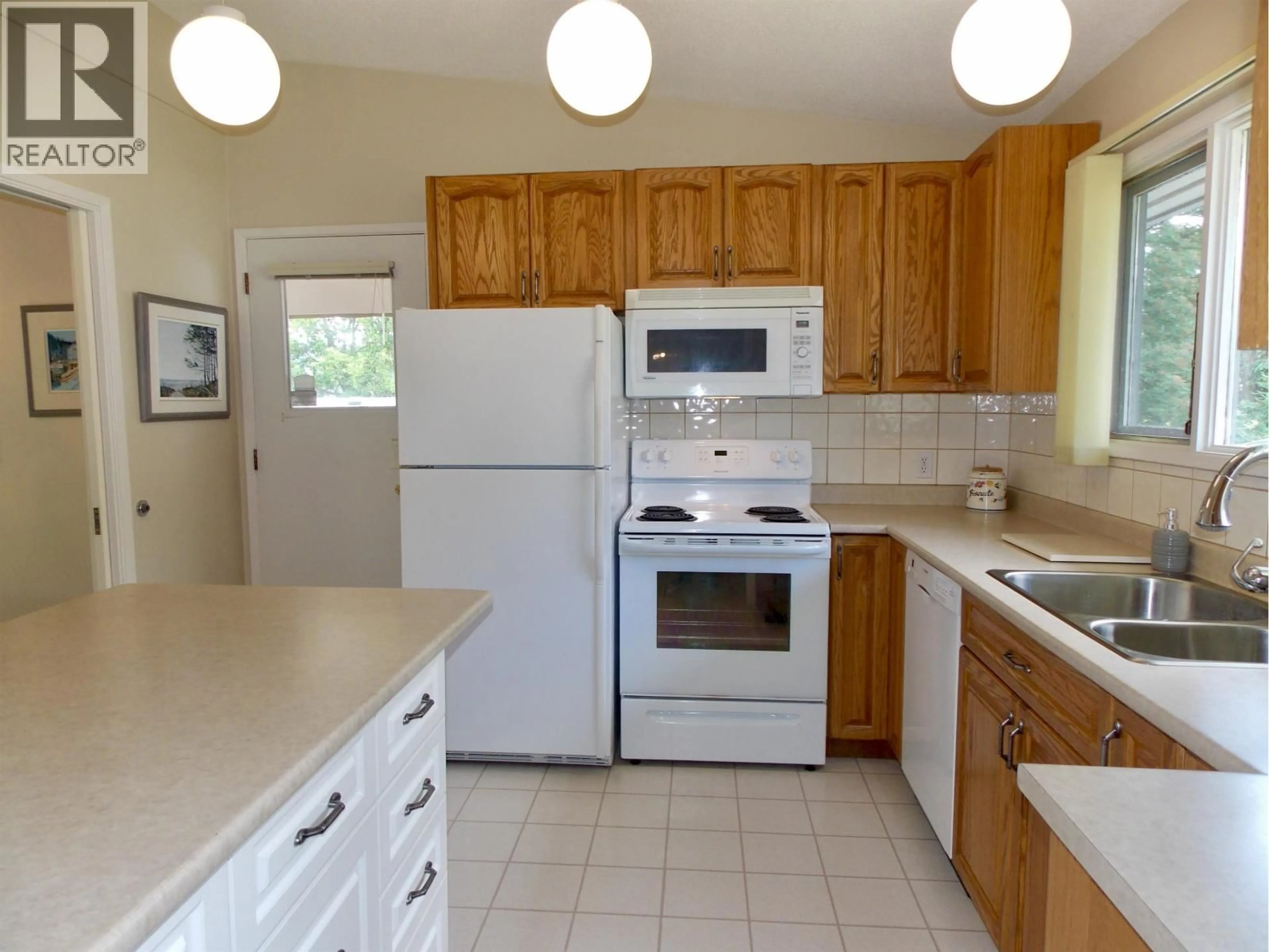 Standard kitchen, ceramic/tile floor for 611 GIBBON STREET, Williams Lake British Columbia V2G1V6