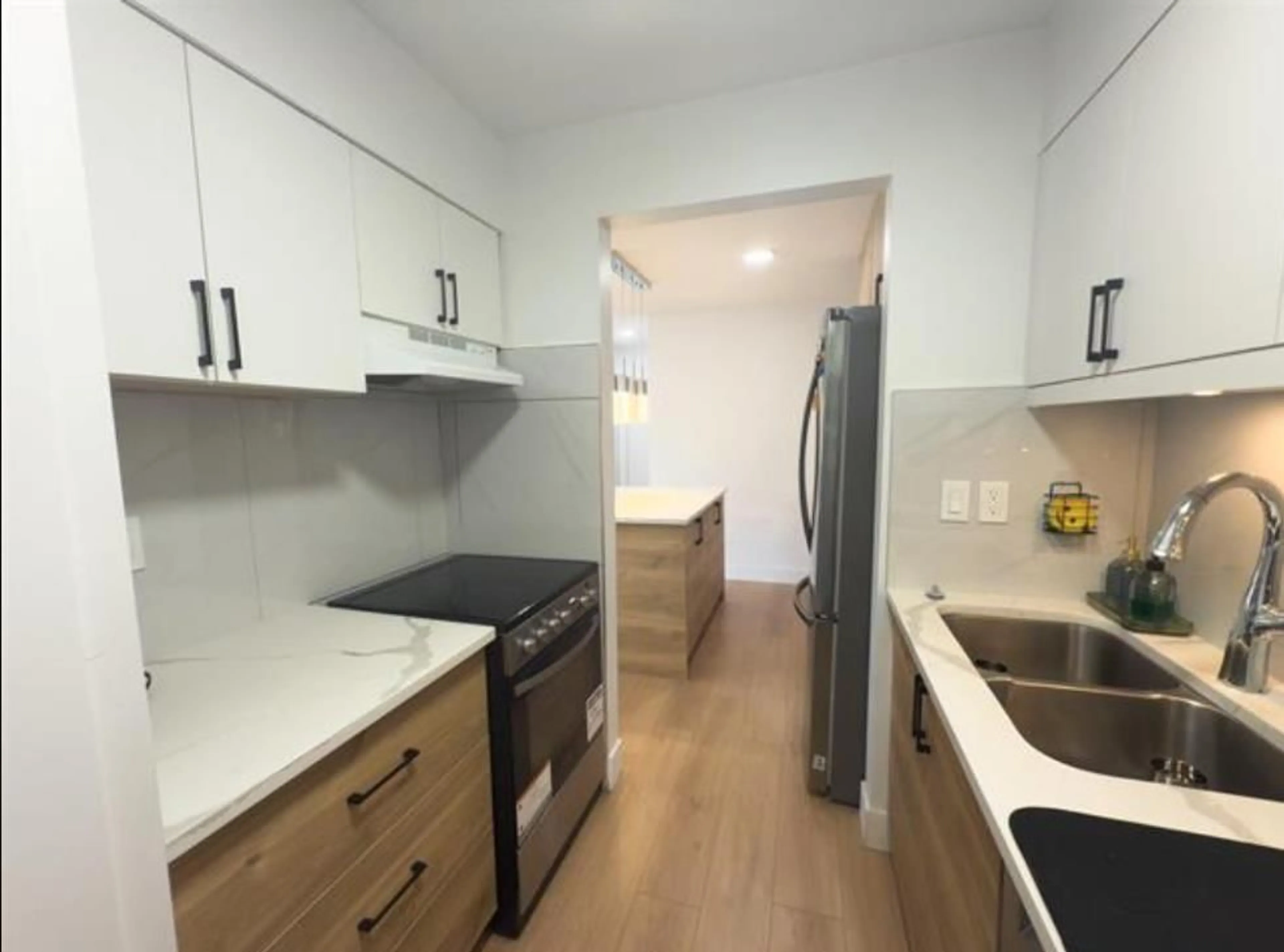 Standard kitchen, wood/laminate floor for 218 - 11816 88 AVENUE, Delta British Columbia V4C3C5