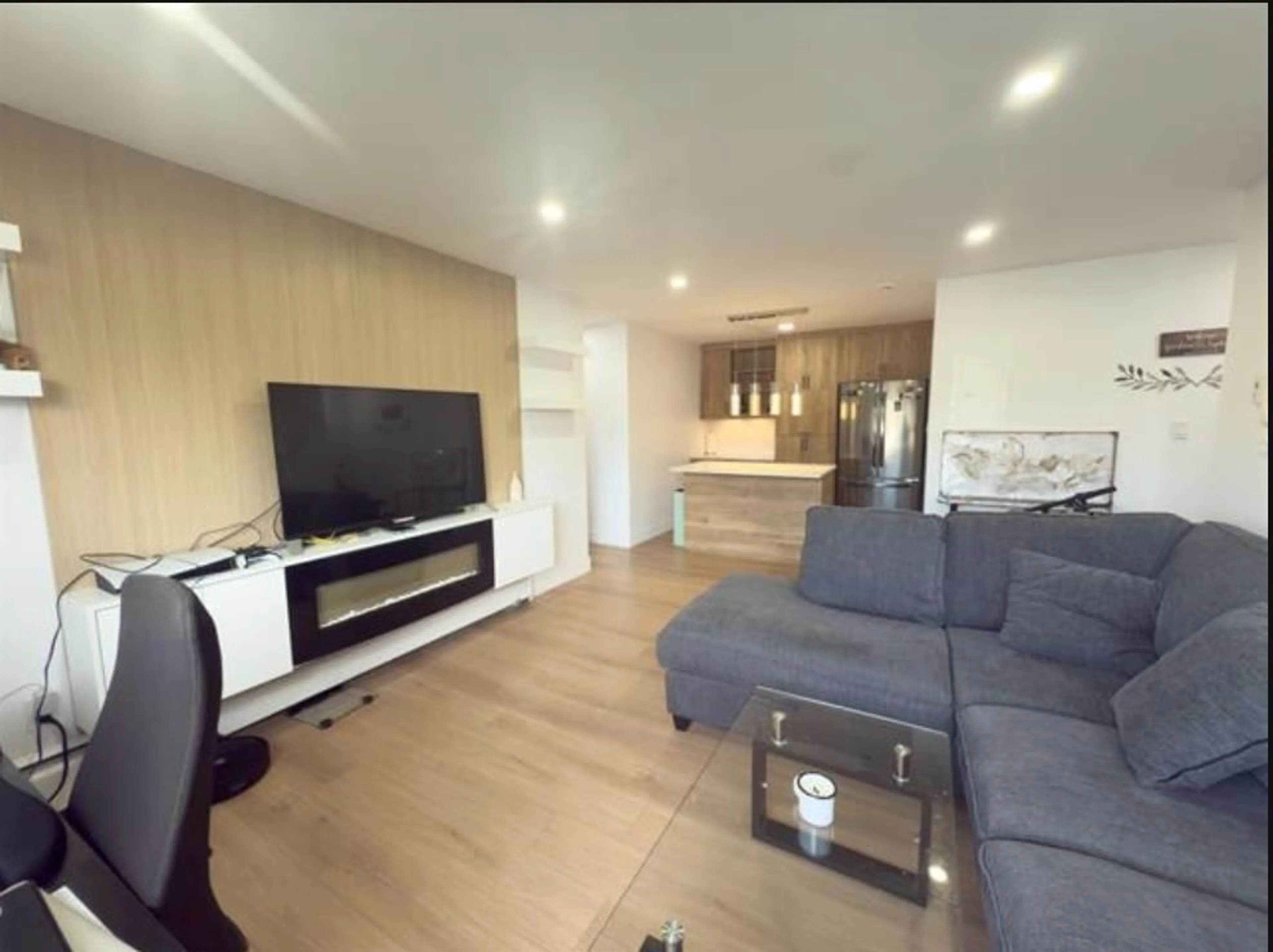Living room with furniture, wood/laminate floor for 218 - 11816 88 AVENUE, Delta British Columbia V4C3C5
