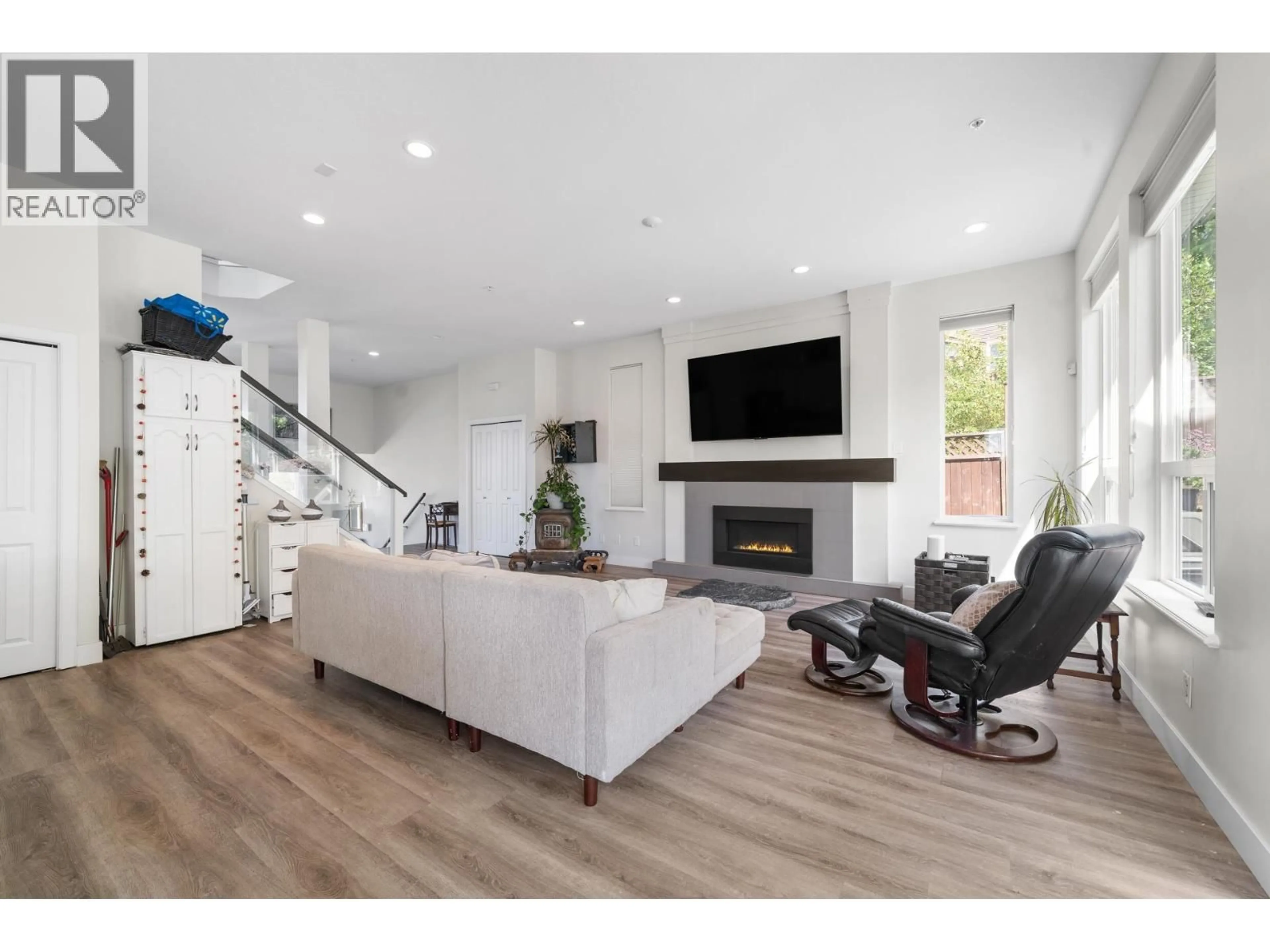 Living room with furniture, wood/laminate floor for 10433 248 STREET, Maple Ridge British Columbia V2W0H8