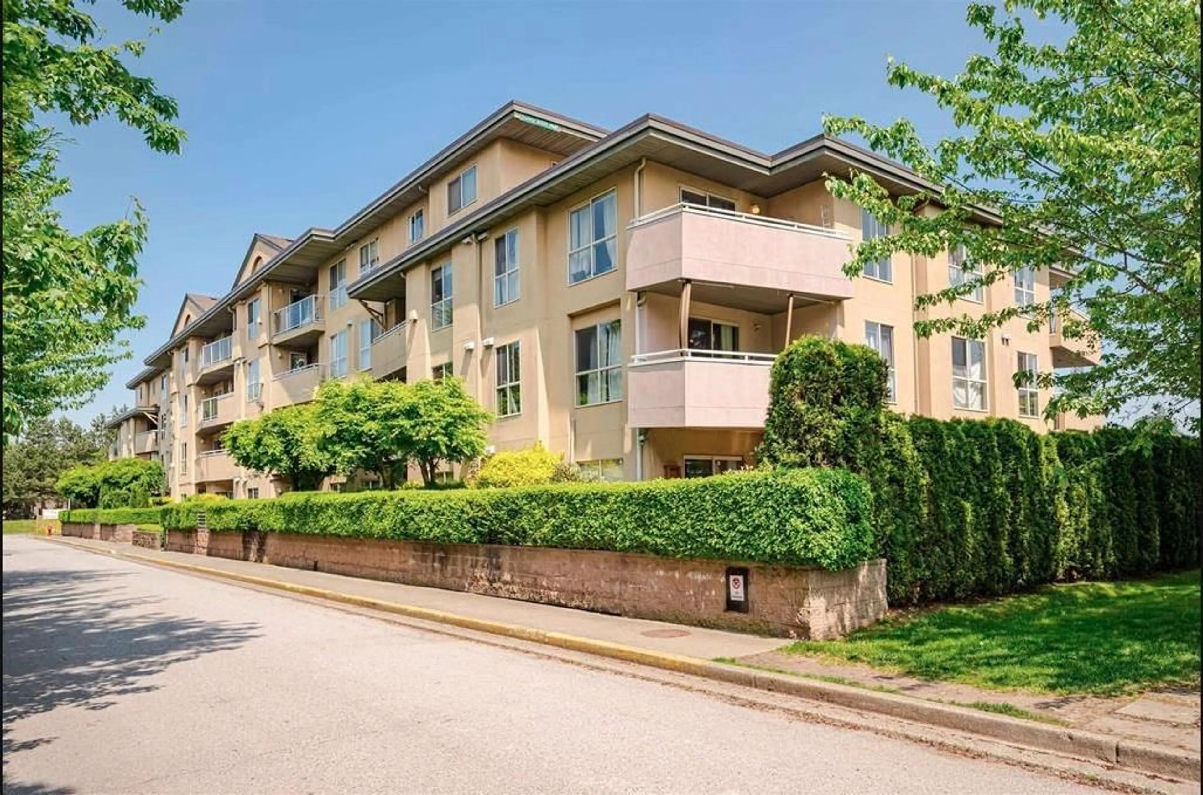 Patio, building for 110 - 13780 76 AVENUE, Surrey British Columbia V3W1E5