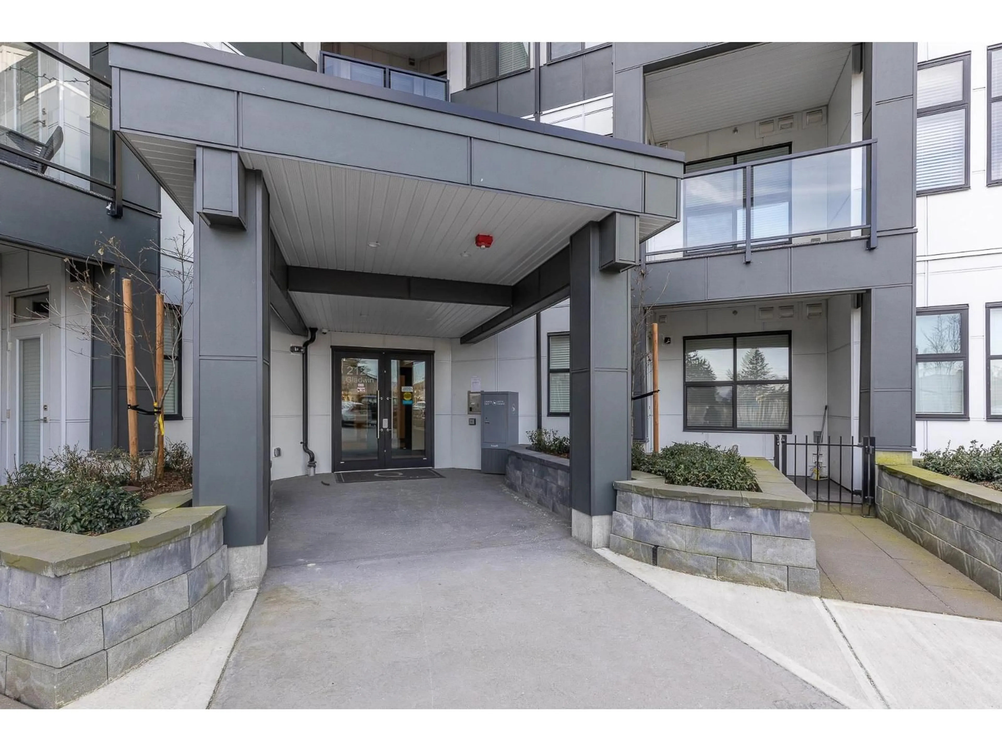 Indoor foyer for 210 - 2120 GLADWIN ROAD, Abbotsford British Columbia V2S0L7