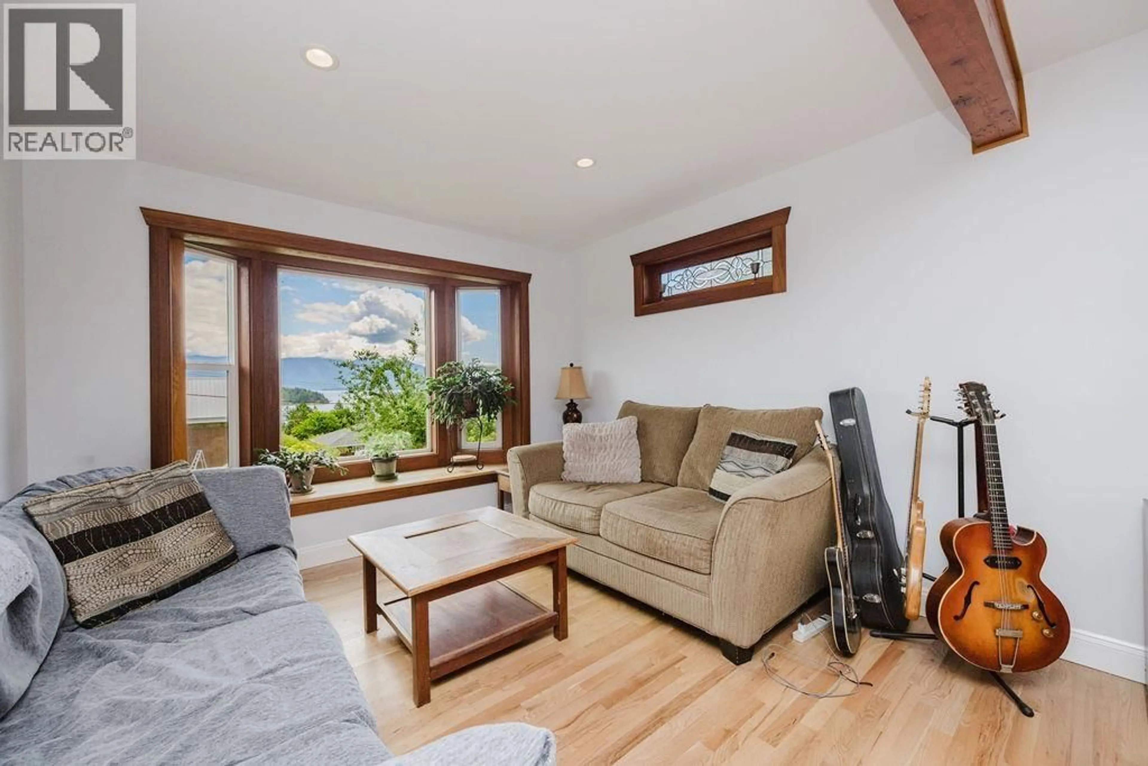 Living room with furniture, wood/laminate floor for 1515 THOMPSON ROAD, Gibsons British Columbia V0N1V6