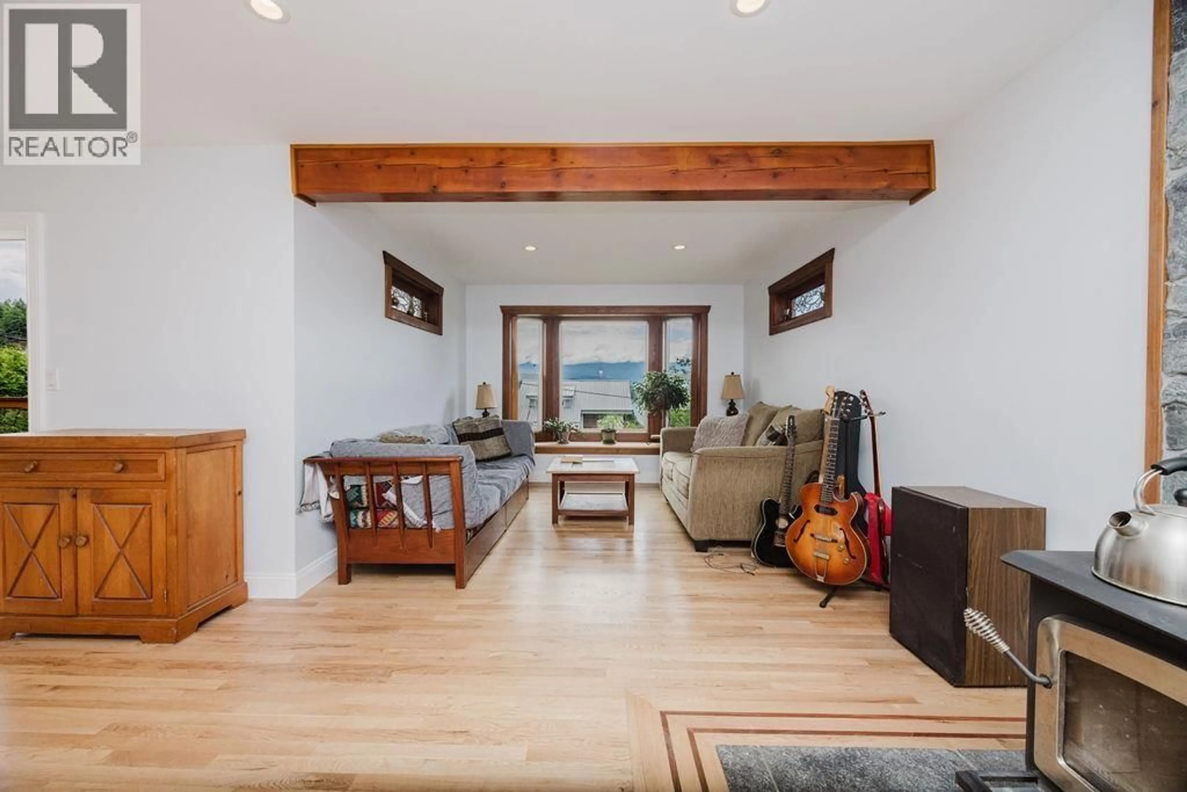 Living room with furniture, wood/laminate floor for 1515 THOMPSON ROAD, Gibsons British Columbia V0N1V6