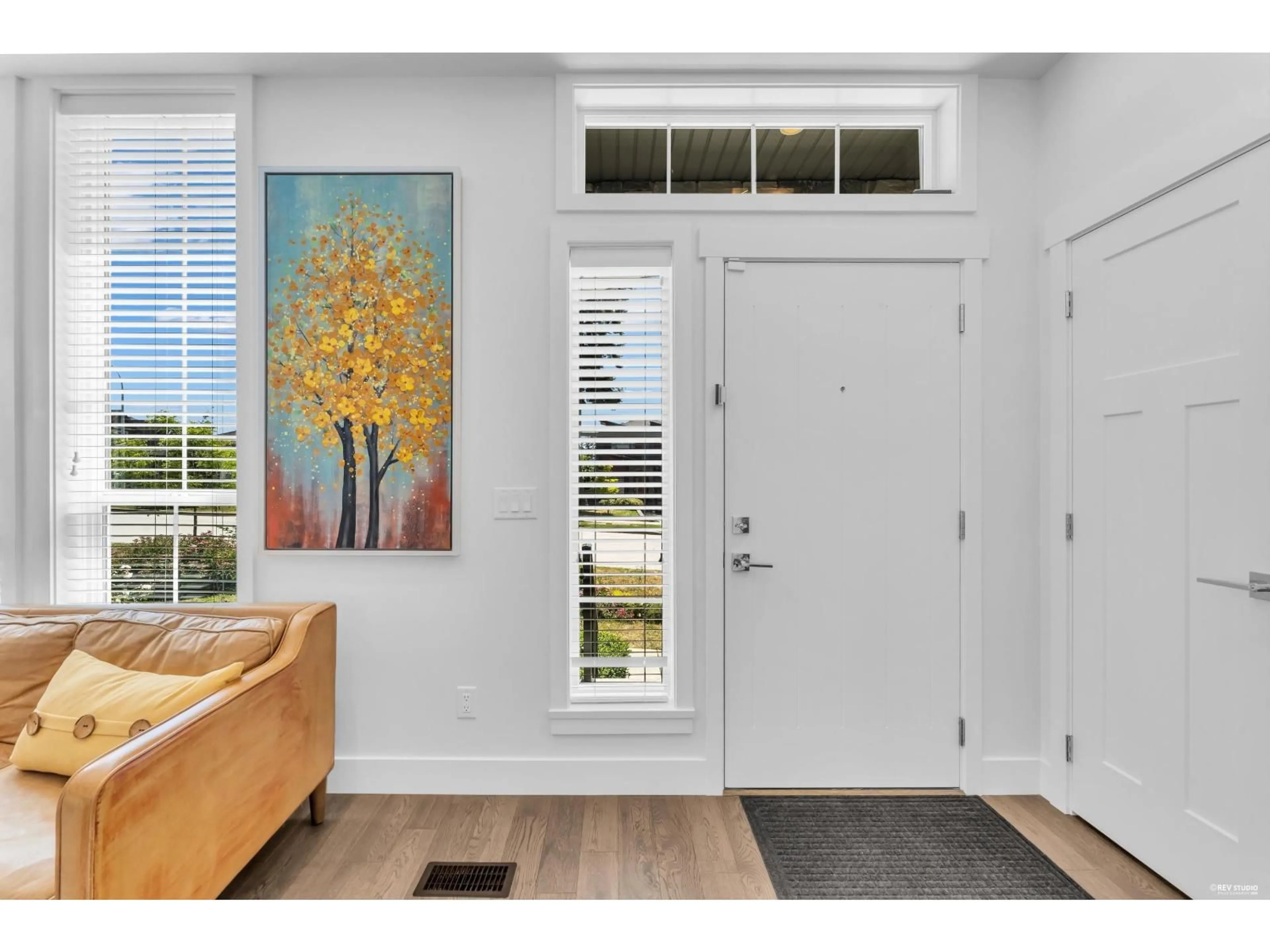 Indoor entryway for 16477 21 AVENUE, Surrey British Columbia V3Z0V7