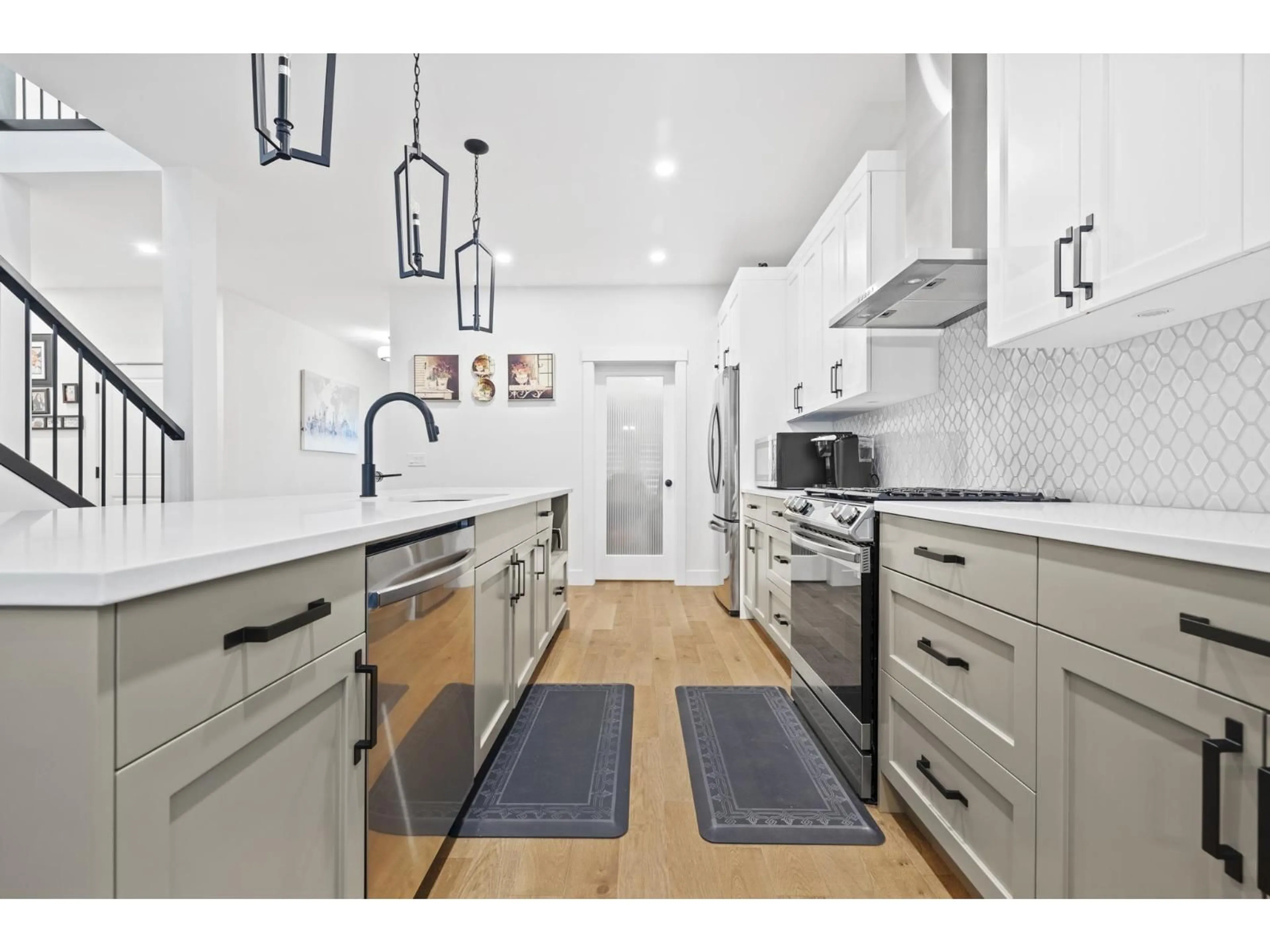 Contemporary kitchen, ceramic/tile floor for 50986 SOPHIE CRESCENT, Chilliwack British Columbia V4Z0C1
