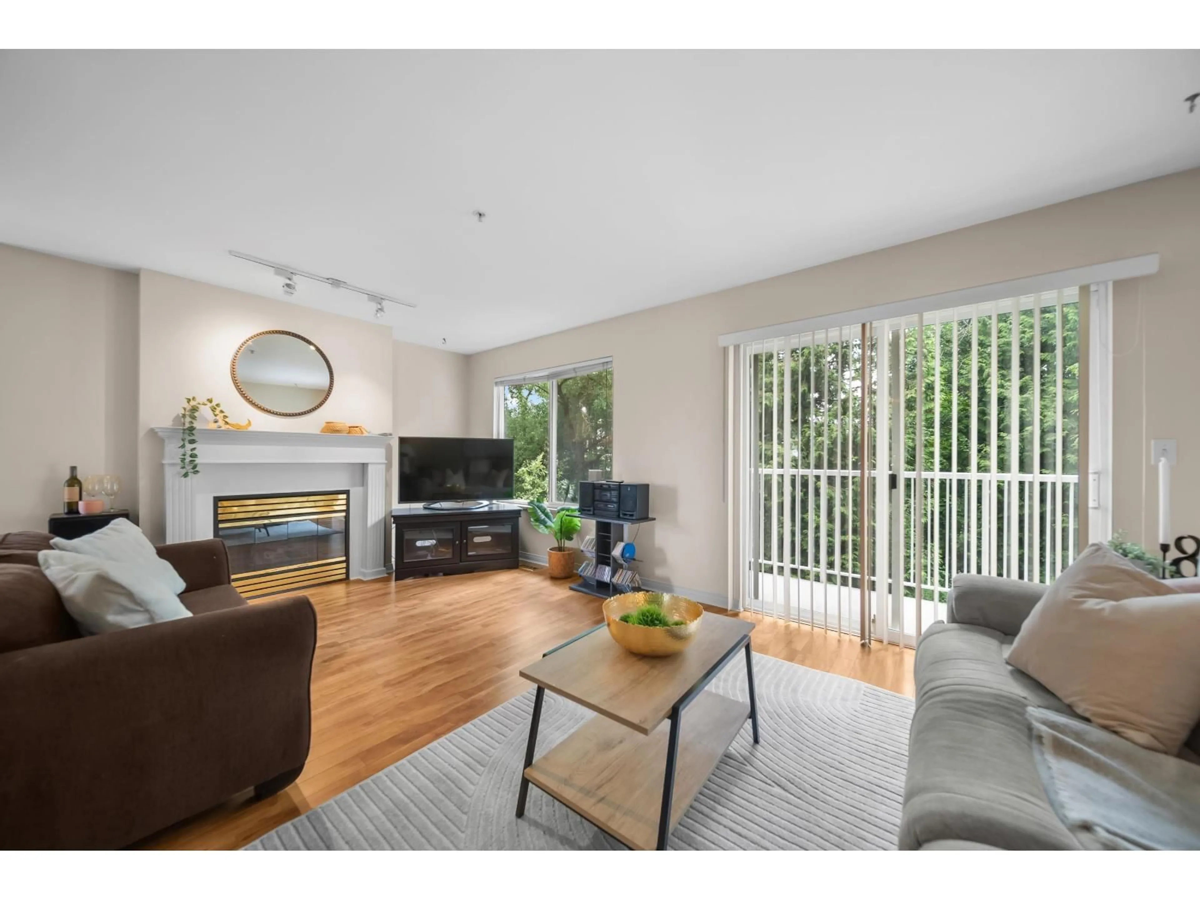 Living room with furniture, wood/laminate floor for 17 - 19948 WILLOUGHBY WAY, Langley British Columbia V2Y1M6