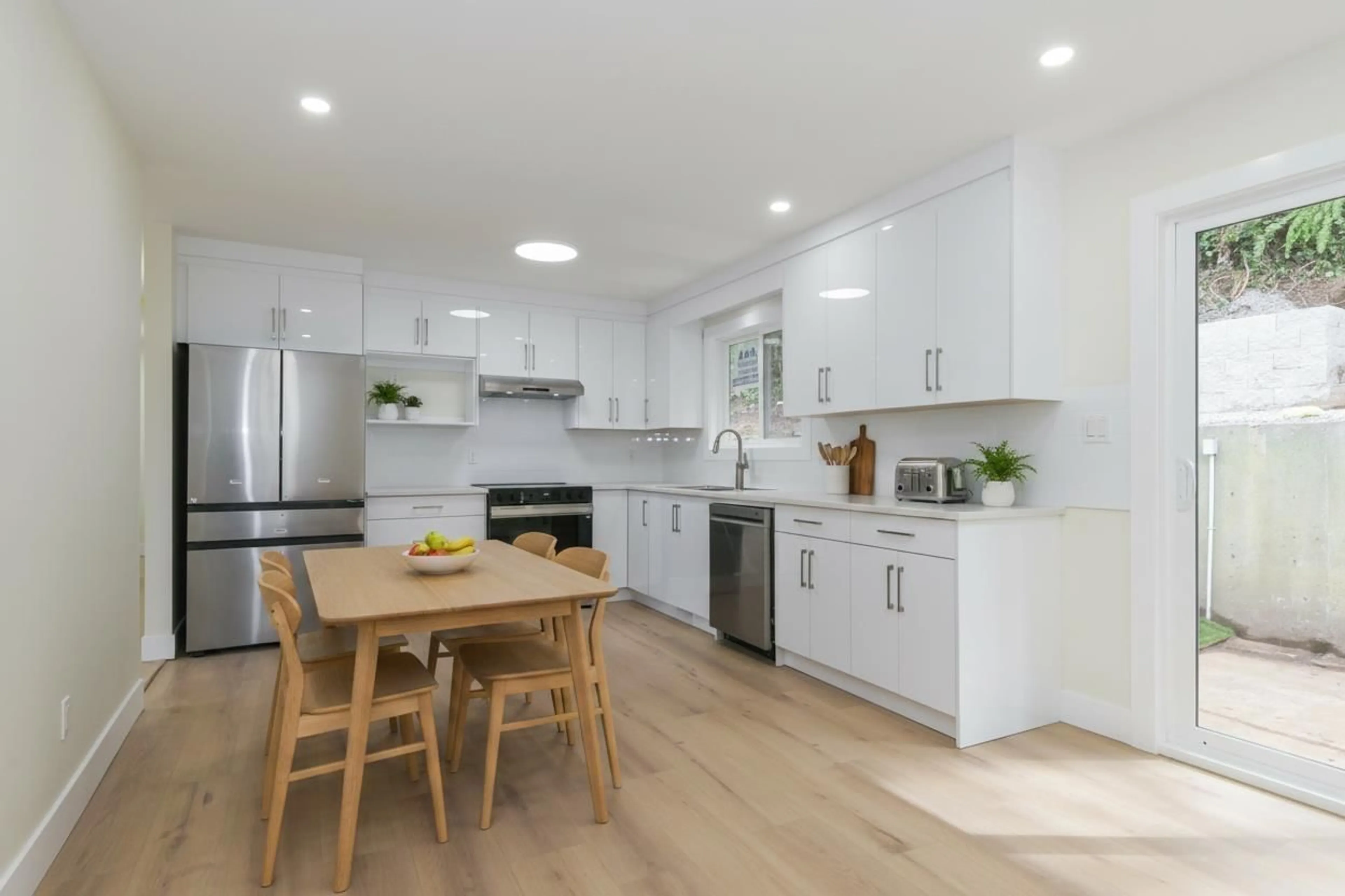 Open concept kitchen, wood/laminate floor for 34630 IMMEL STREET, Abbotsford British Columbia V2S4T7