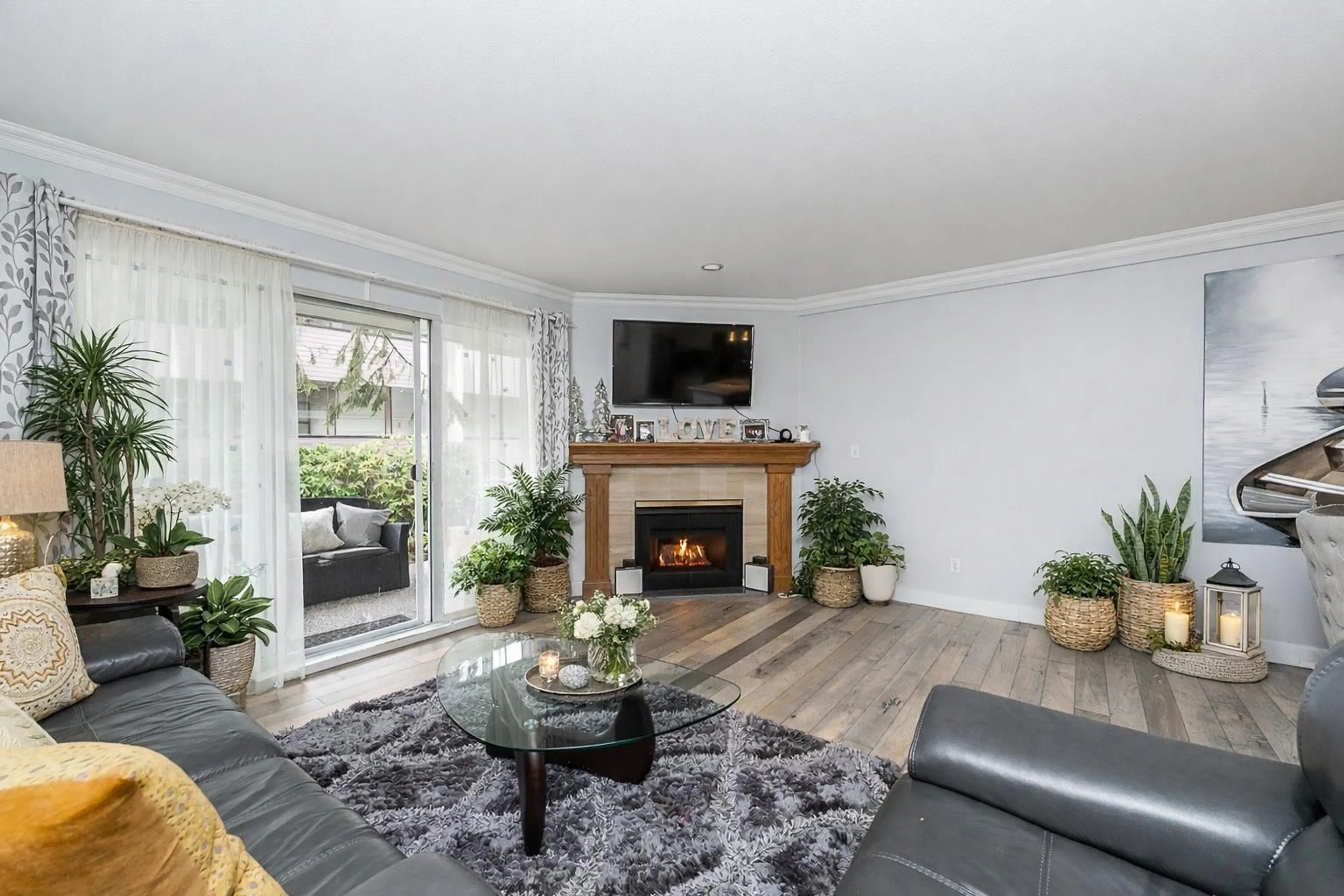Living room with furniture, wood/laminate floor for 104 - 1441 BLACKWOOD STREET, White Rock British Columbia V4B3V6