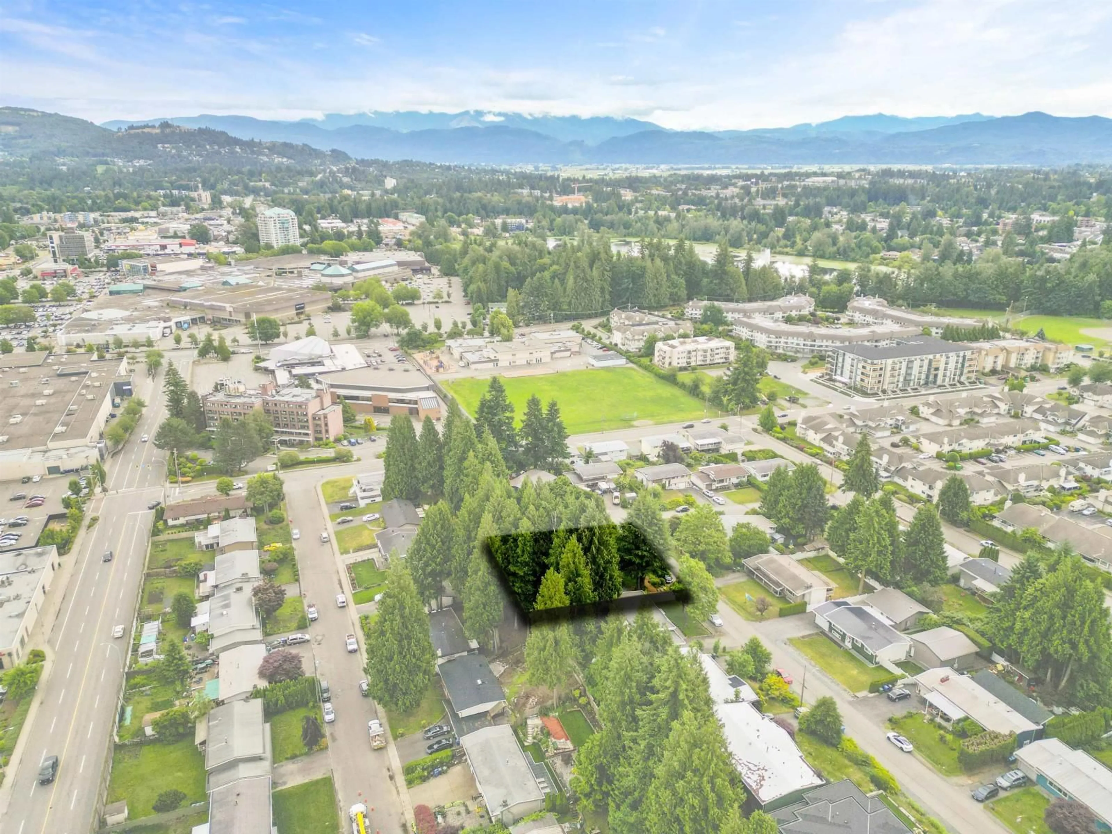 A pic from outside/outdoor area/front of a property/back of a property/a pic from drone, mountain view for 32637 WILLINGDON CRESCENT, Abbotsford British Columbia V2T1S1