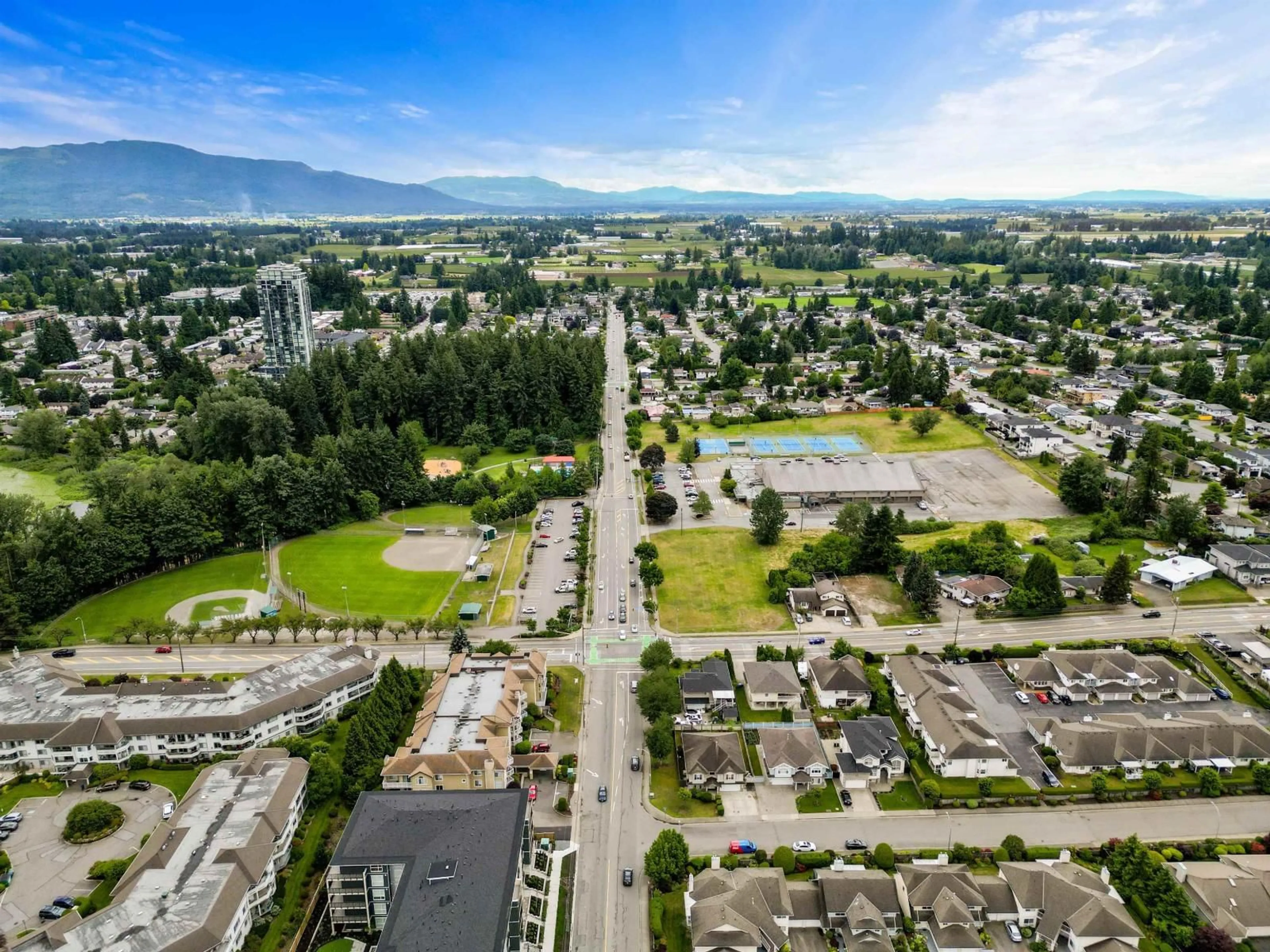 A pic from outside/outdoor area/front of a property/back of a property/a pic from drone, mountain view for 32637 WILLINGDON CRESCENT, Abbotsford British Columbia V2T1S1