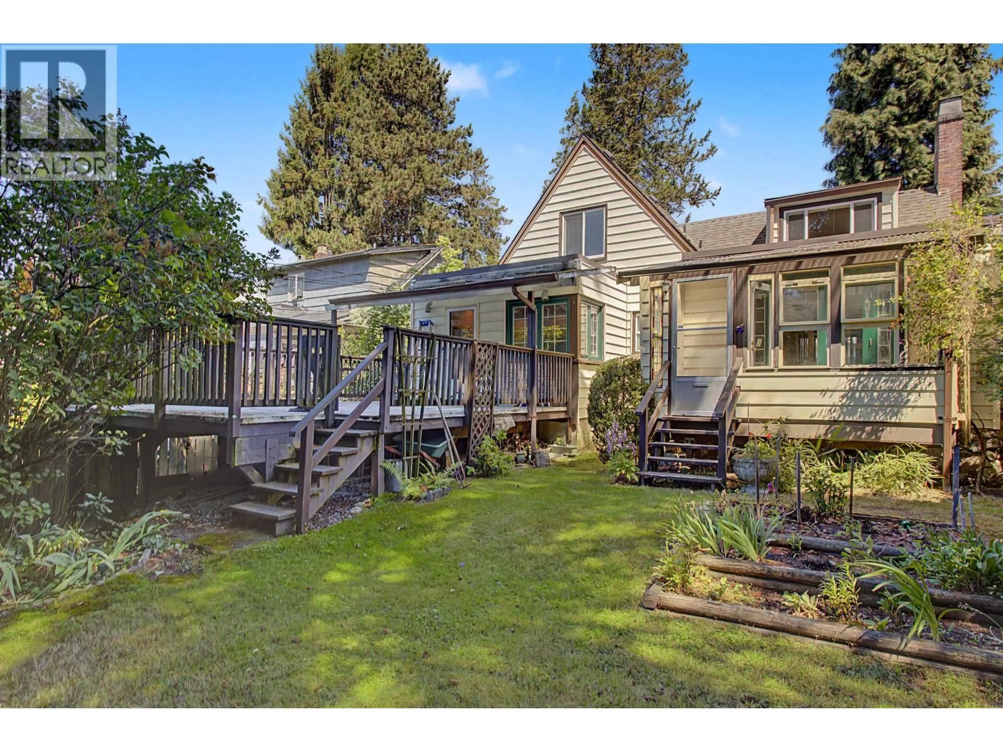 A pic from outside/outdoor area/front of a property/back of a property/a pic from drone, unknown for 2812 33RD AVENUE, Vancouver British Columbia V6N2G2