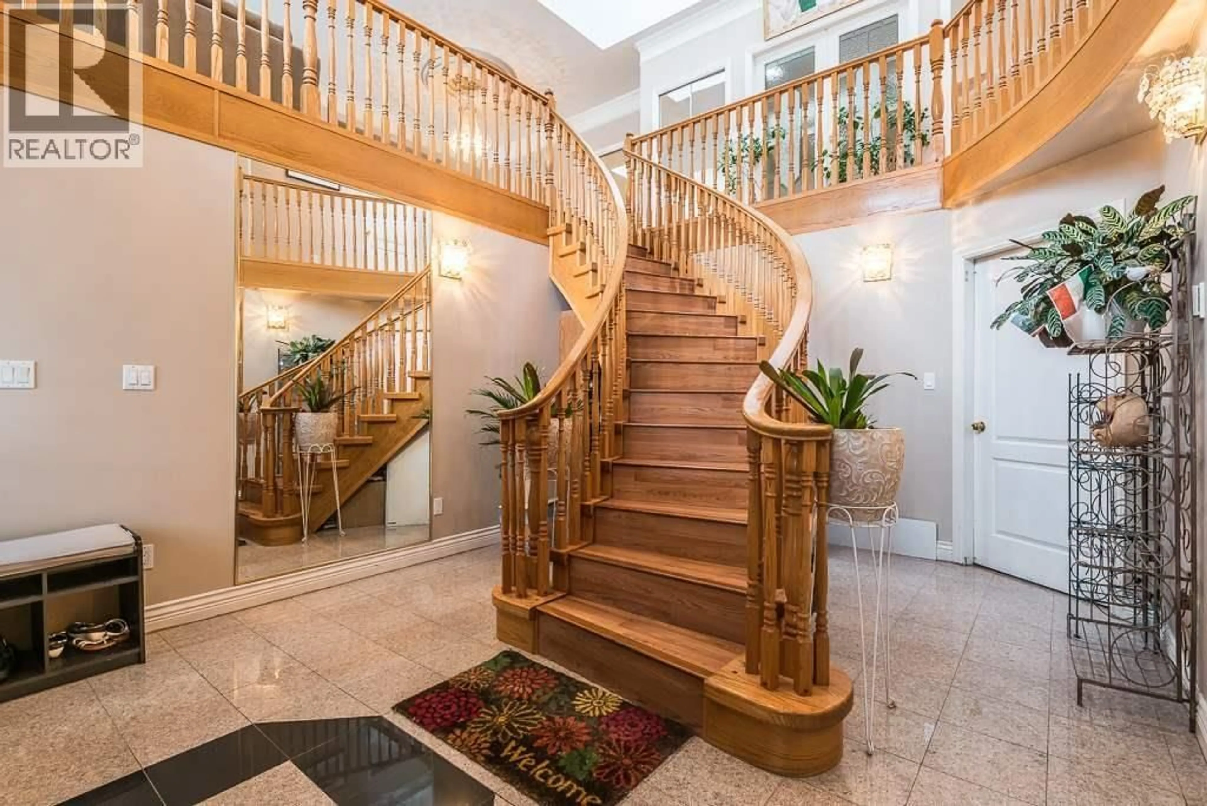 Indoor foyer for 37979 FIFTH AVENUE, Squamish British Columbia V8B0A6