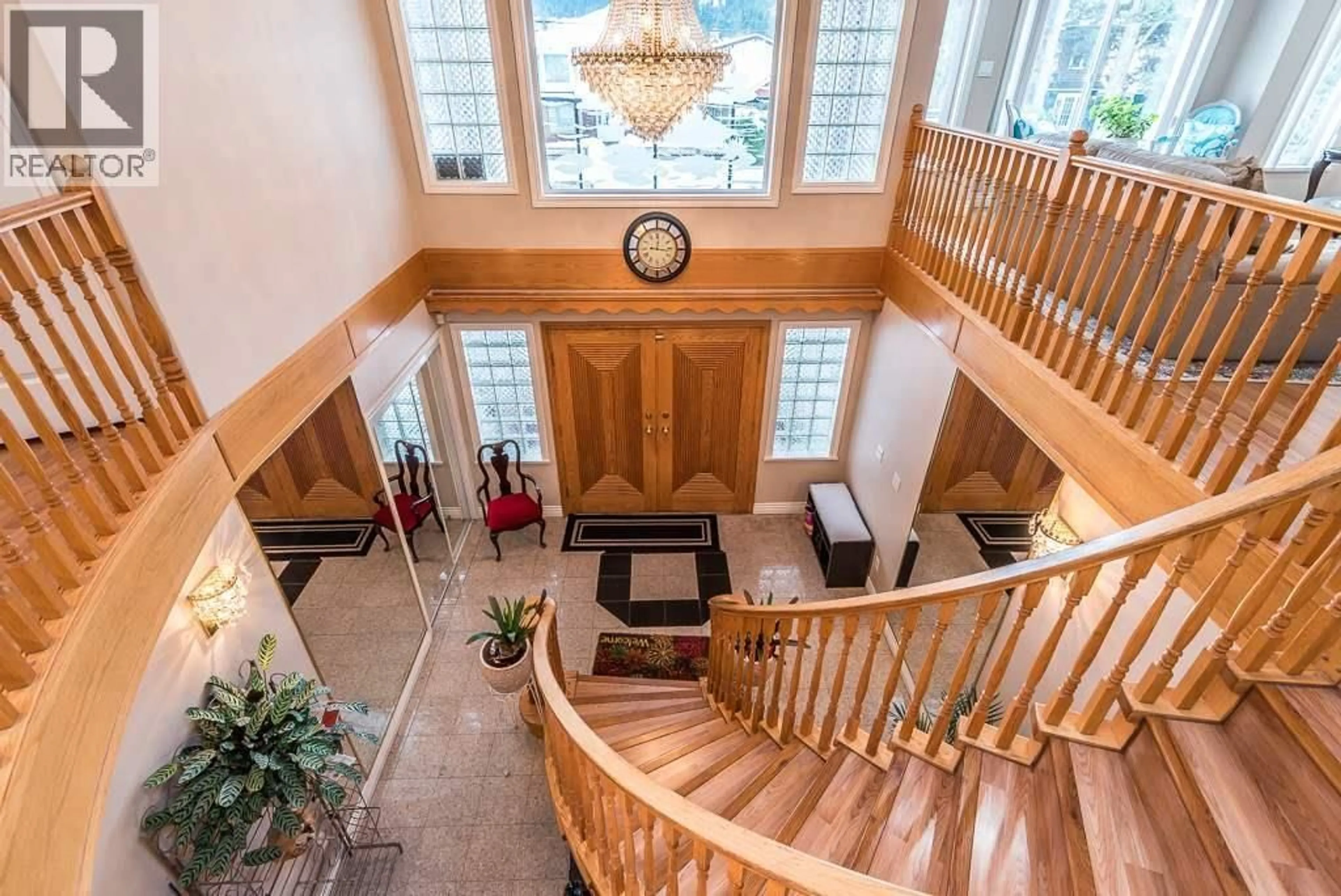 Indoor foyer for 37979 FIFTH AVENUE, Squamish British Columbia V8B0A6