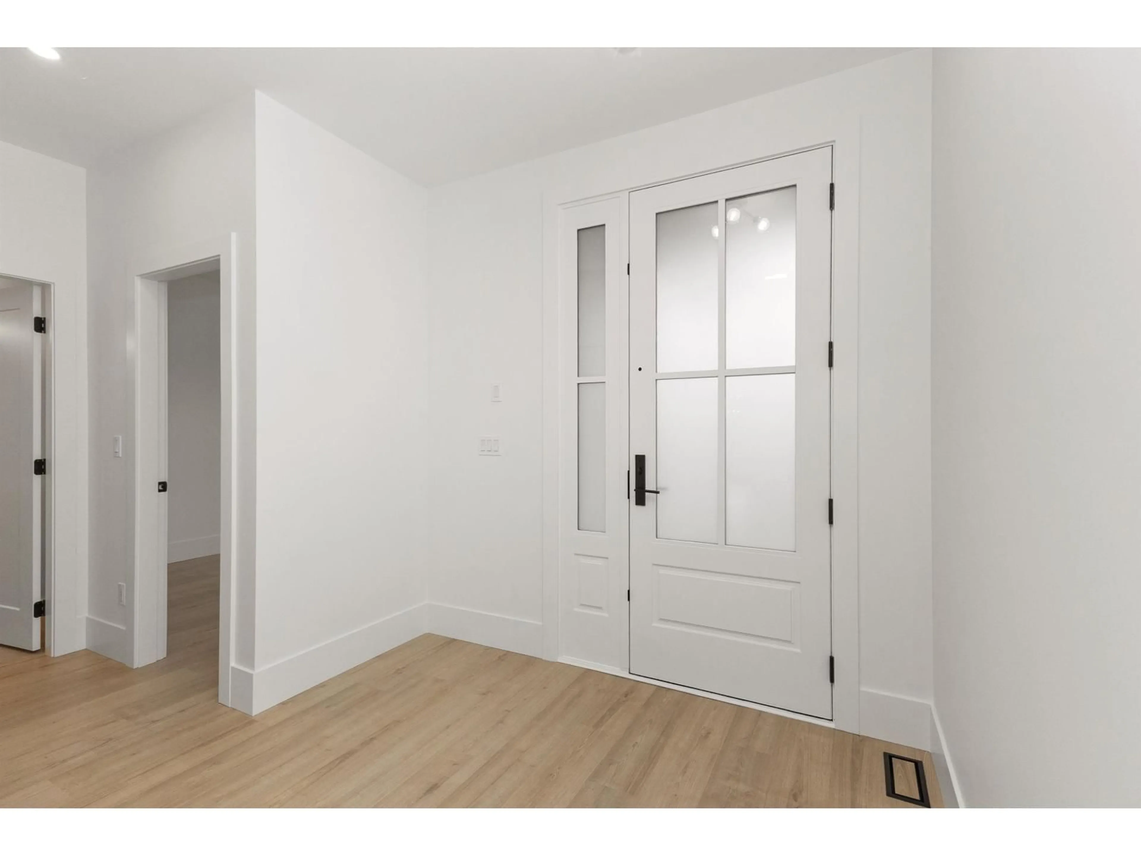 Indoor entryway for 3905 LATIMER STREET, Abbotsford British Columbia V2S2J4