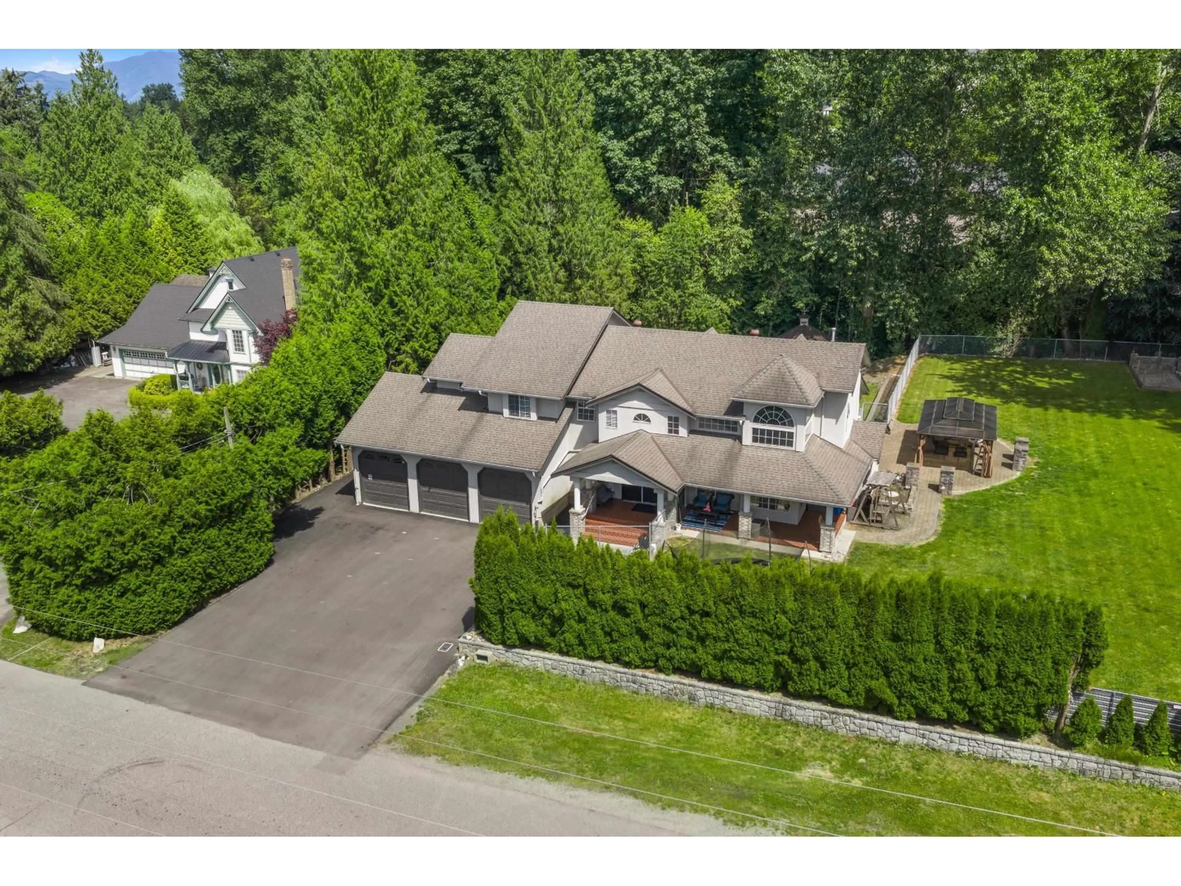 A pic from outside/outdoor area/front of a property/back of a property/a pic from drone, street for 4024 PRAIRIE STREET, Abbotsford British Columbia V4X1X2