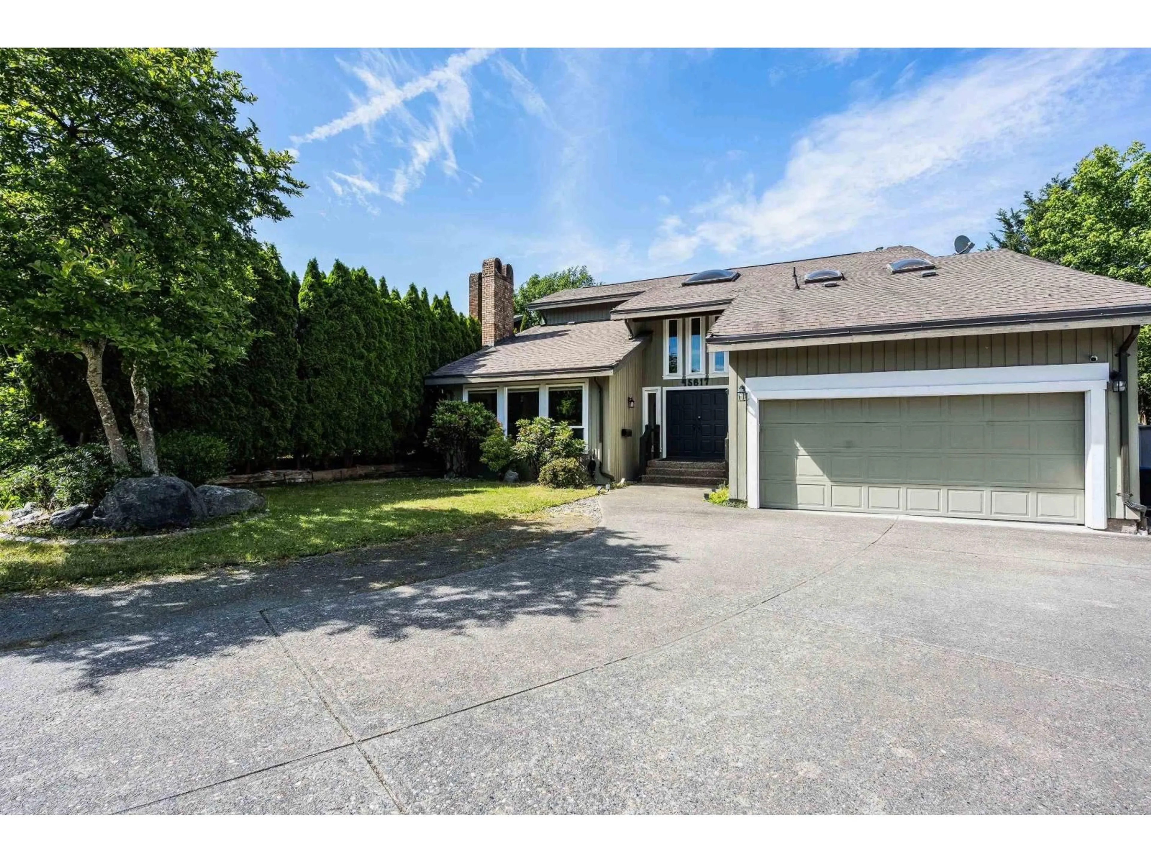 A pic from outside/outdoor area/front of a property/back of a property/a pic from drone, street for 45617 WORTHINGTON PLACE, Chilliwack British Columbia V2R1N6