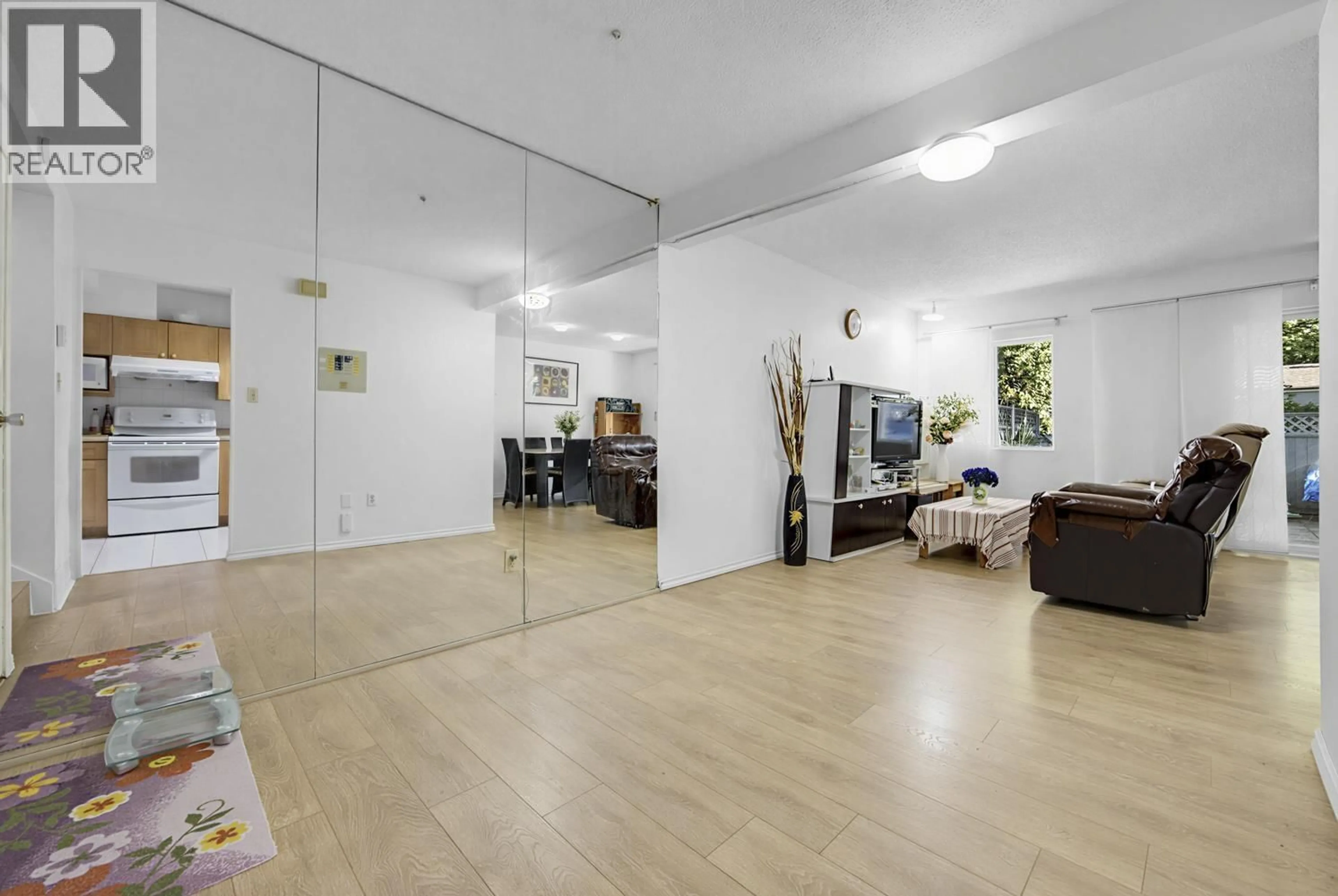 Indoor foyer for 2757 ELLERSLIE AVENUE, Burnaby British Columbia V5B4R9