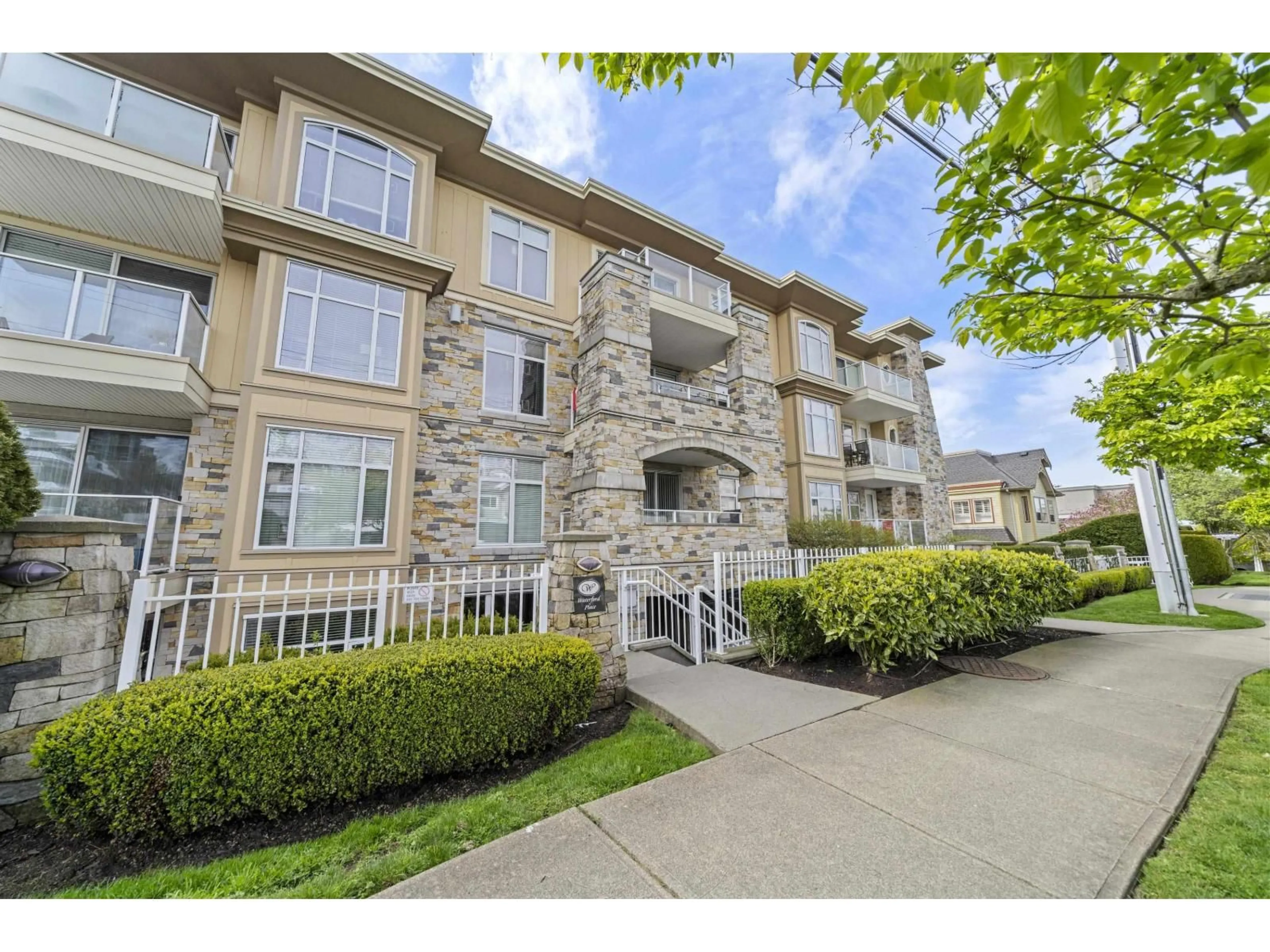 Patio, street for 102 - 15164 PROSPECT AVENUE, White Rock British Columbia V4B2B9