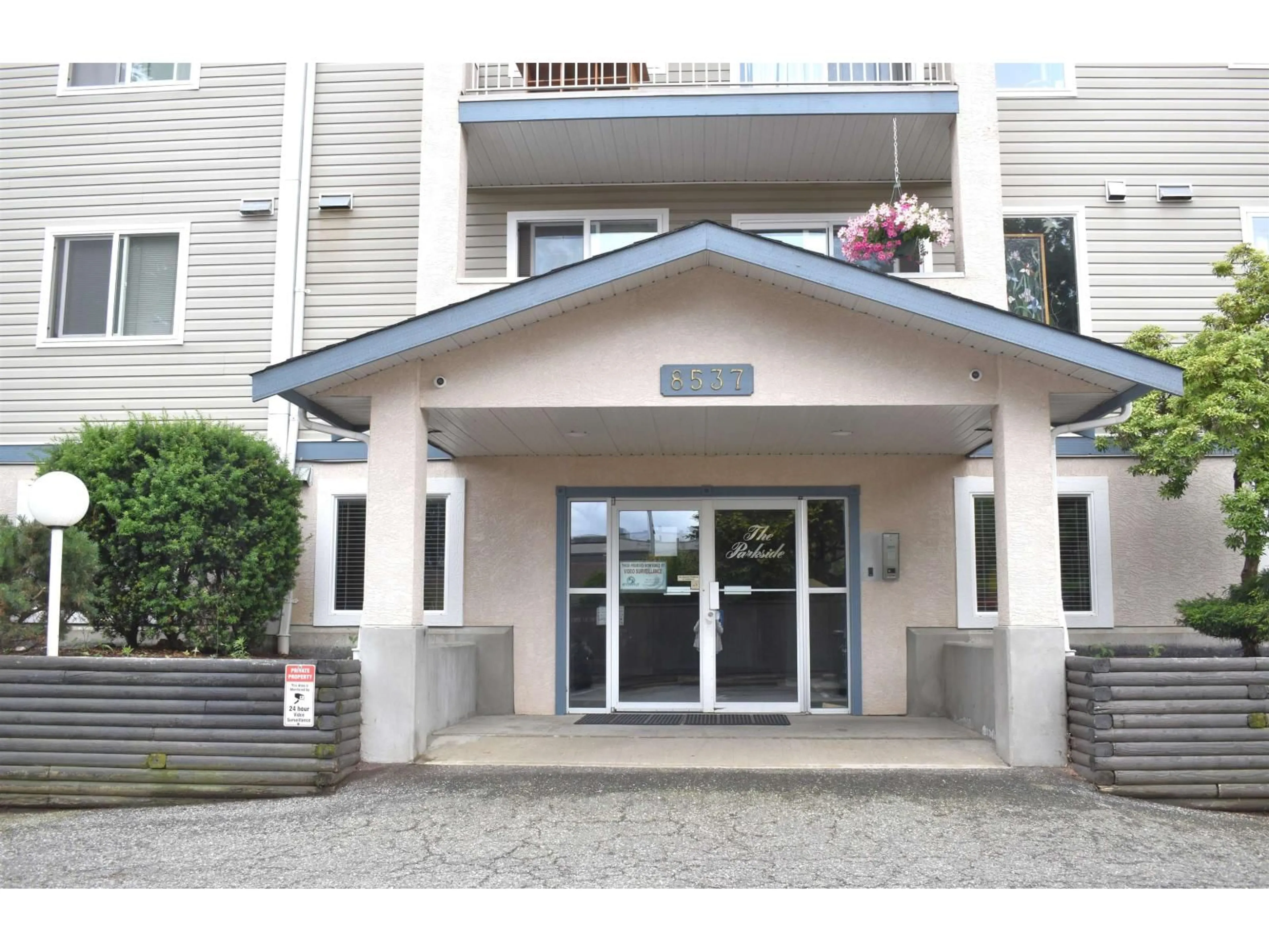 Indoor foyer for 402 - 8537 YOUNG ROAD, Chilliwack British Columbia V2P4P2