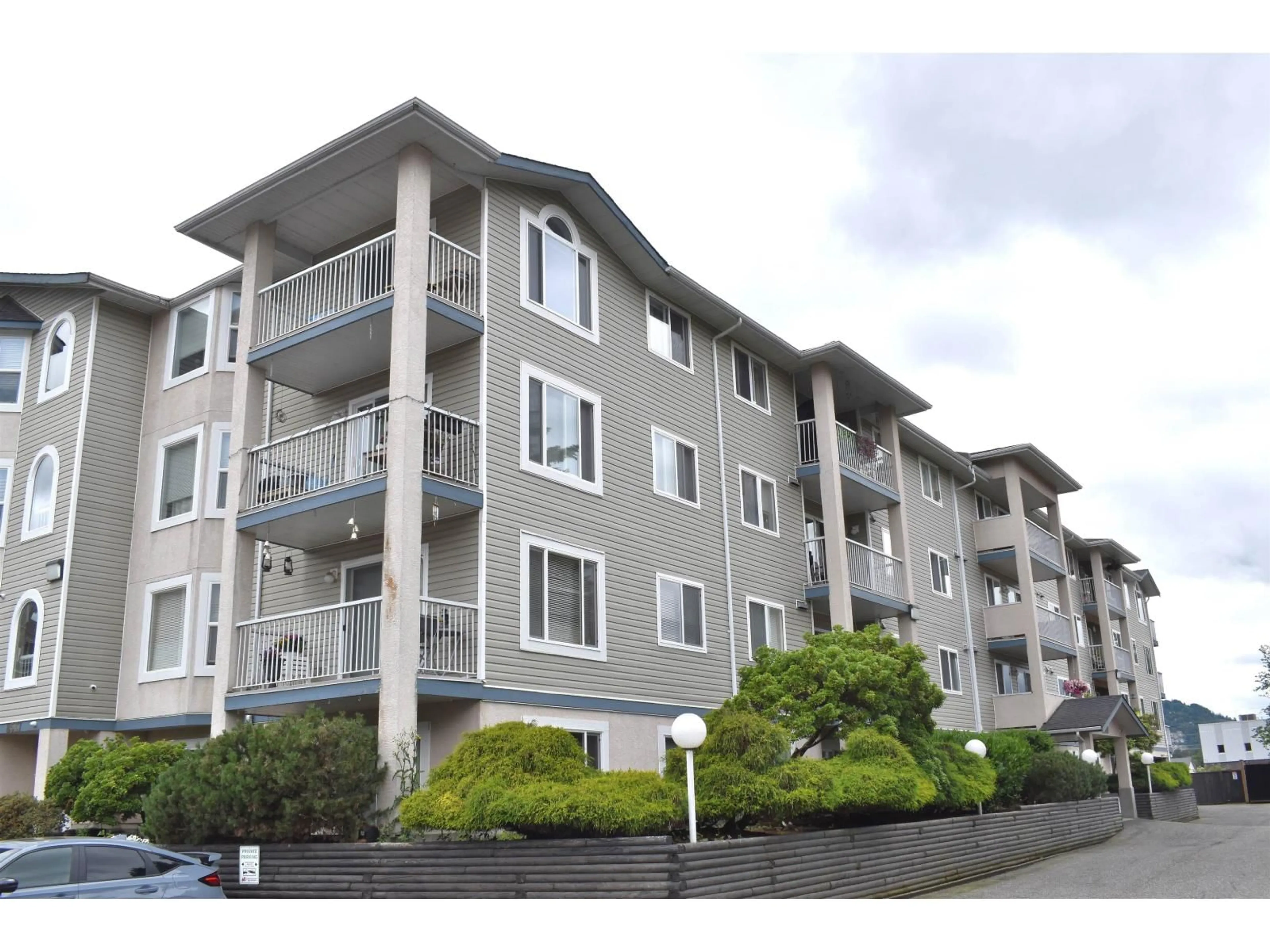 Home with vinyl exterior material, building for 402 - 8537 YOUNG ROAD, Chilliwack British Columbia V2P4P2